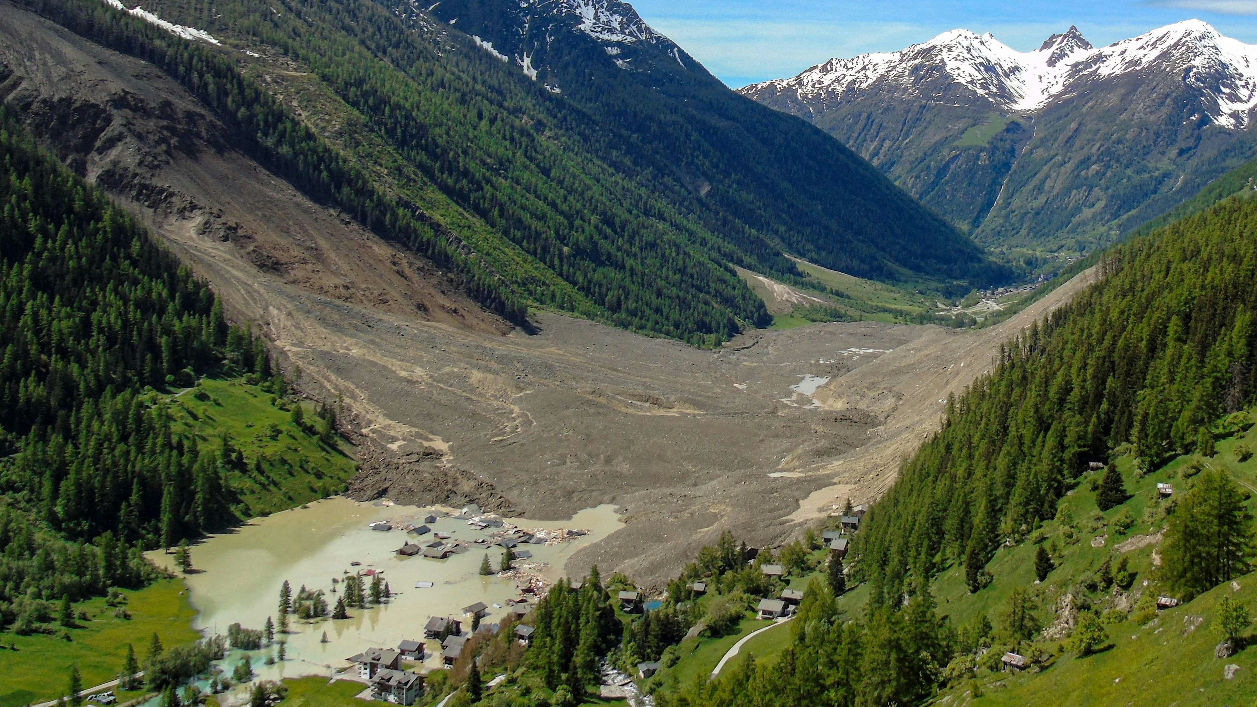 Am Donnerstag nach der Katastrophe stieg das vom Schuttkegel aufgestaute Wasser der Lonza um bis zu 80 Zentimeter pro Stunden an