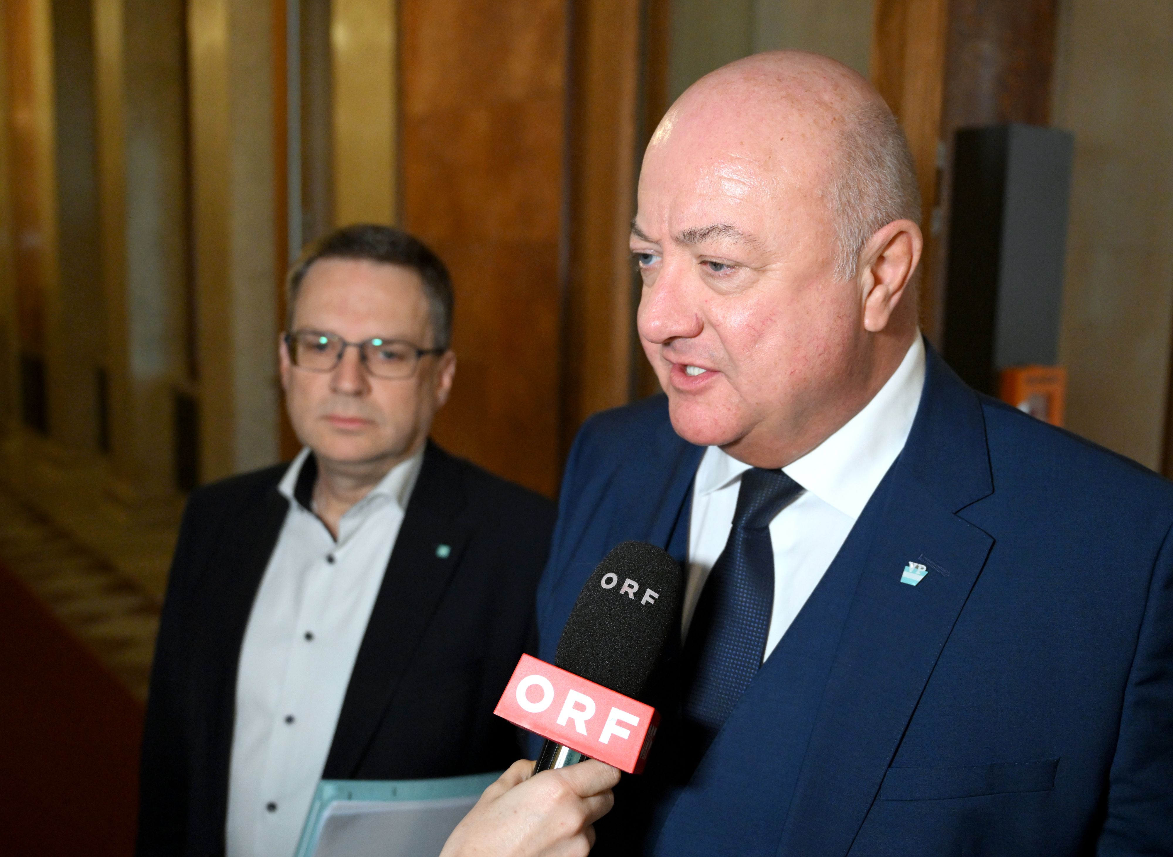 Bundeskanzler Christian Stocker hält auch im Falle einer Verurteilung an Wöginger fest.