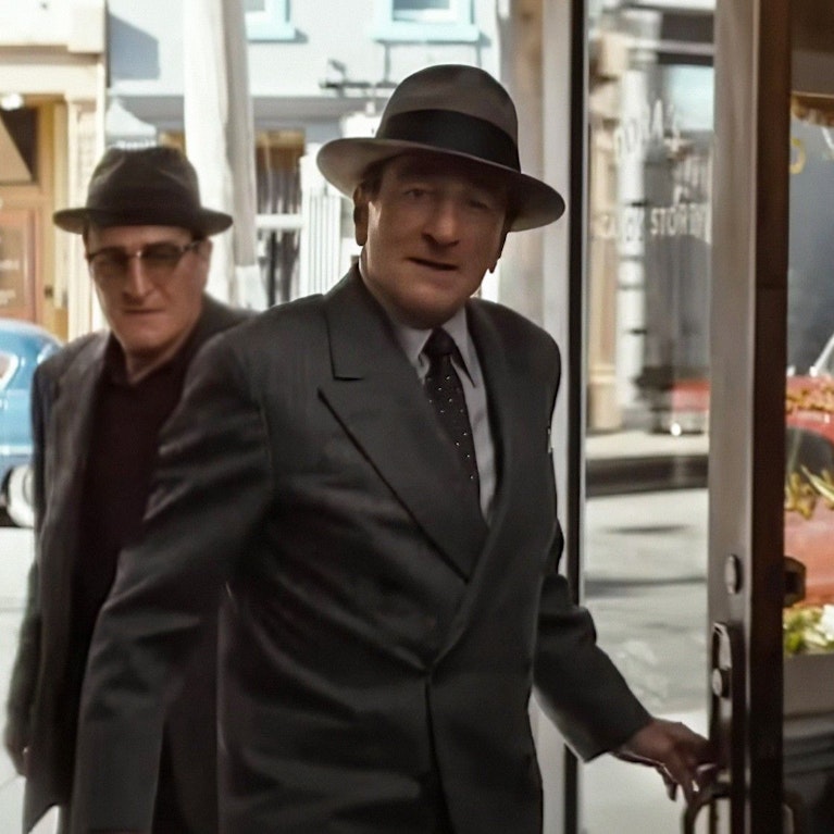 Der großartige Gangsterfilm "The Alto Knights" hat es bei uns unverständlicherweise nie ins Kino geschafft. Nun wurde er aber als Video-on-demand veröffentlicht. Superstar Robert De Niro spielt darin gleich zwei Mafiosi. Zeitgleich – und er tut das hinreißend gut.