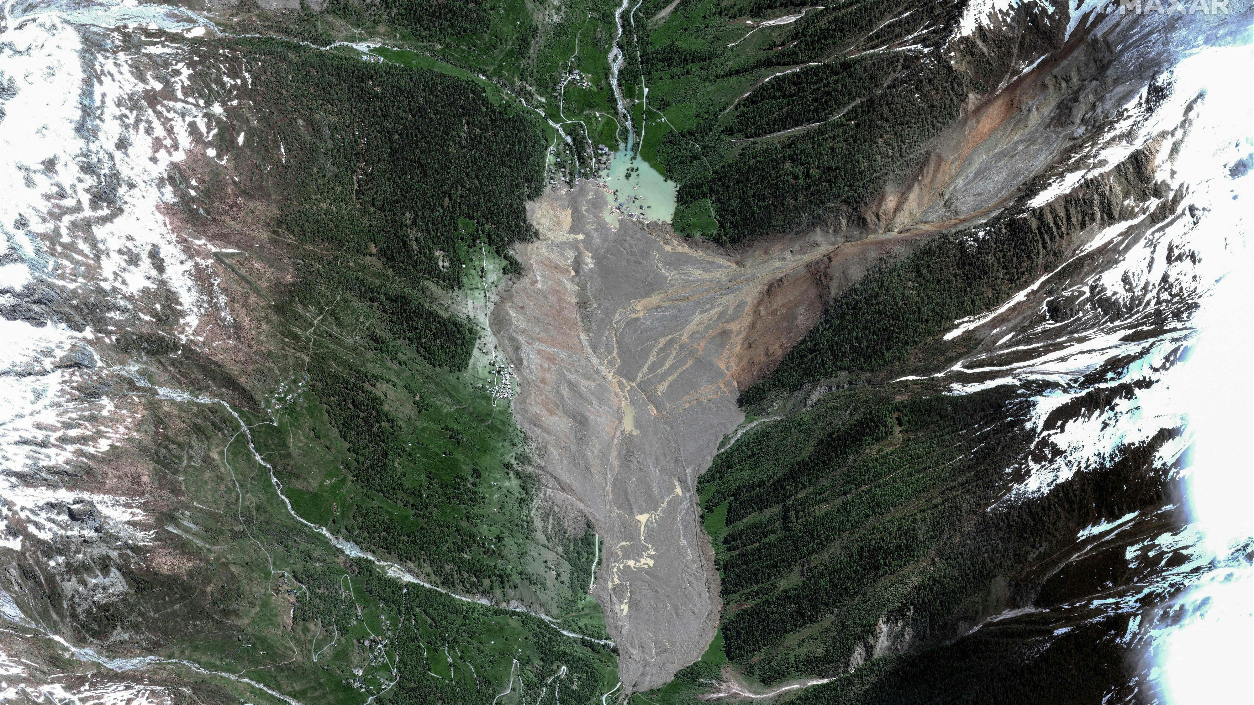 Satellitenaufnahme vom Freitag, dem 30. Mai, zwei Tage nach der Katastrophe. Auf etwa 2,5 Kilometern Länge verschwand Blatten unter Millionen Tonnen Geröll und Eis.