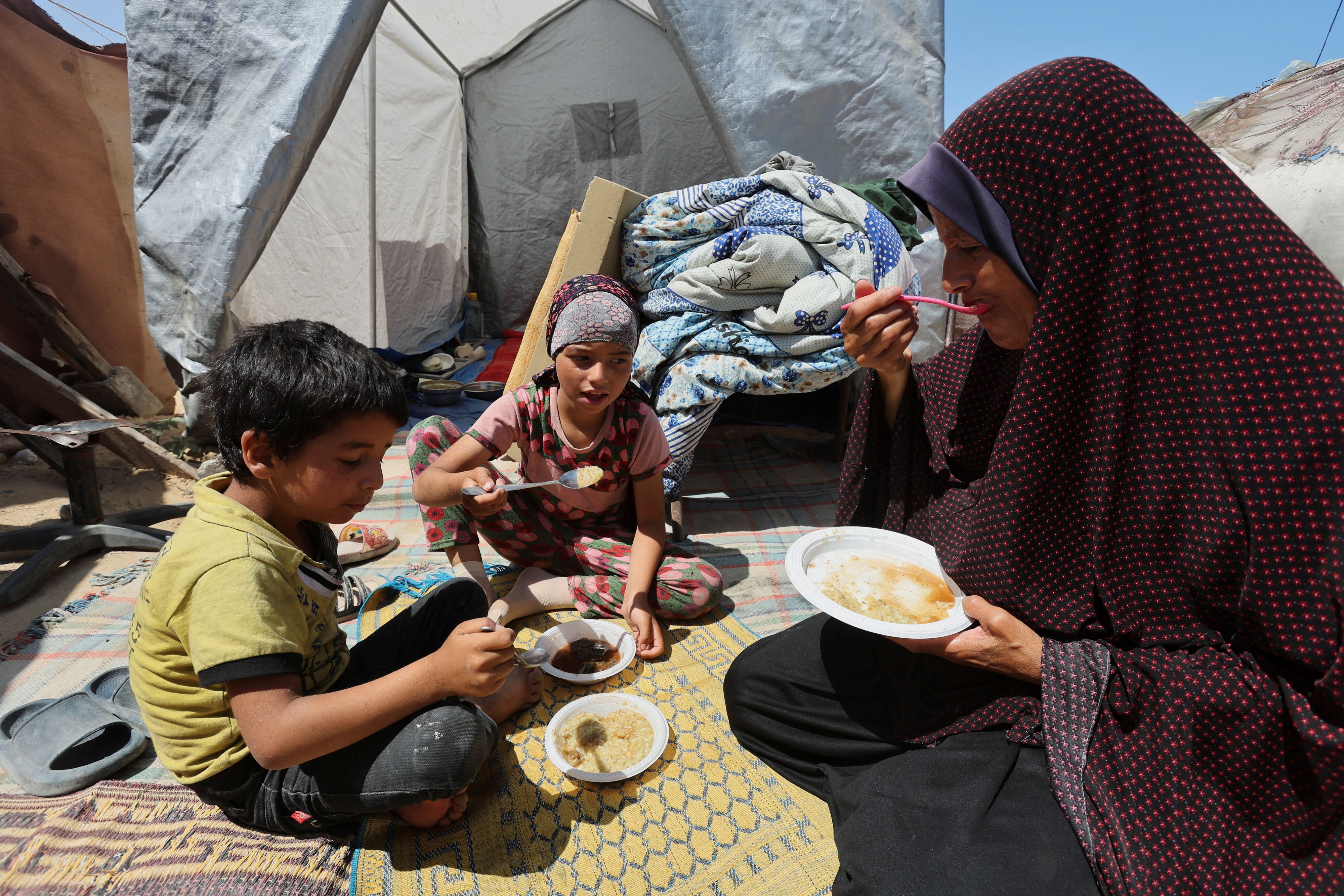 Die Nahrungsmittelversorgung im Gazastreifen ist mittlerweile so strapaziert, dass laut dem UNO-Hilfswerk mittlerweile die gesamte Bevölkerung des Gebiets von einer Hungersnot bedroht ist.