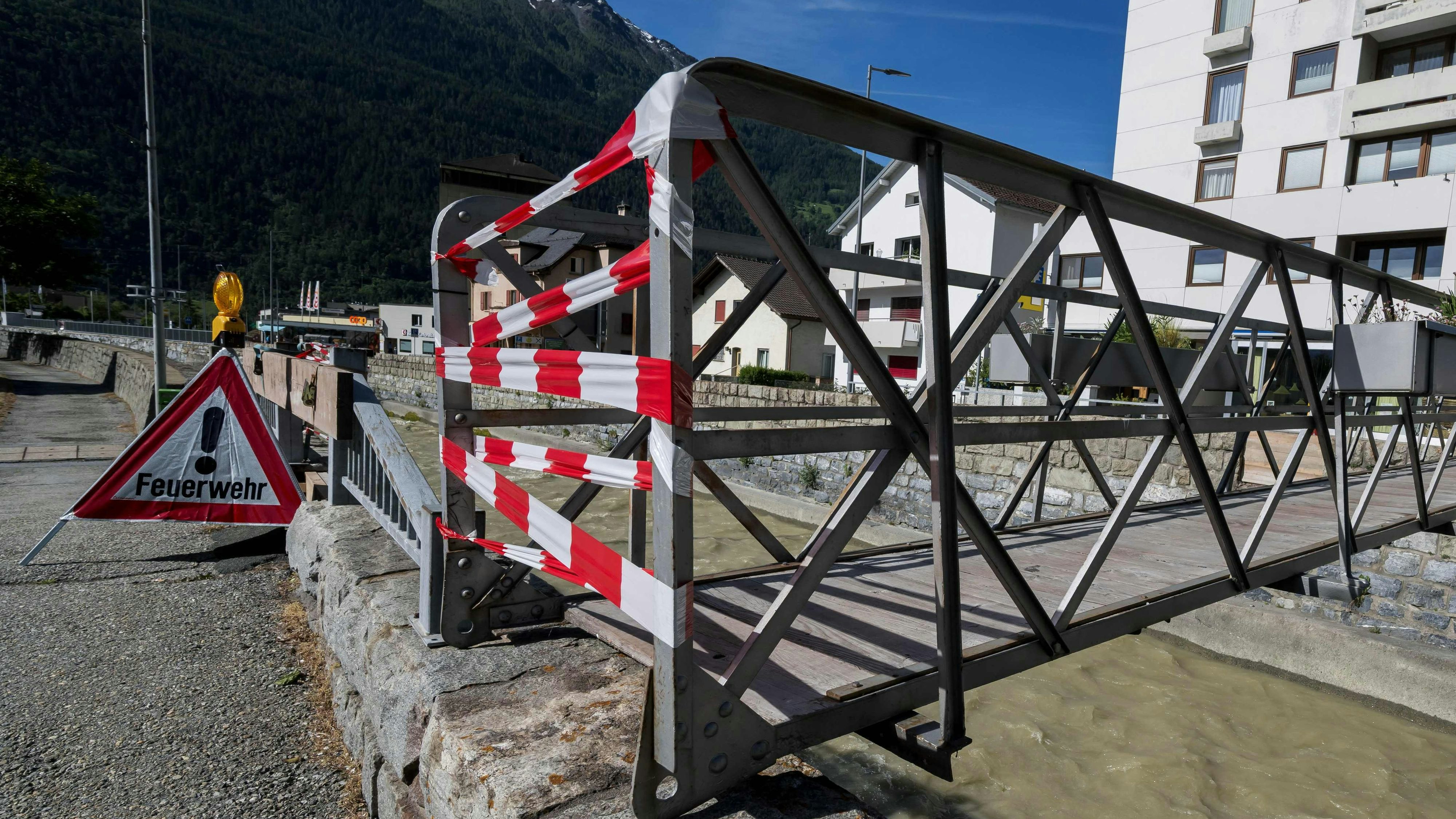 In den südlich von Blatten gelegenen Orten wie hier in Steg wurden Brücken abgebaut, um Beschädigungen zu verhindern