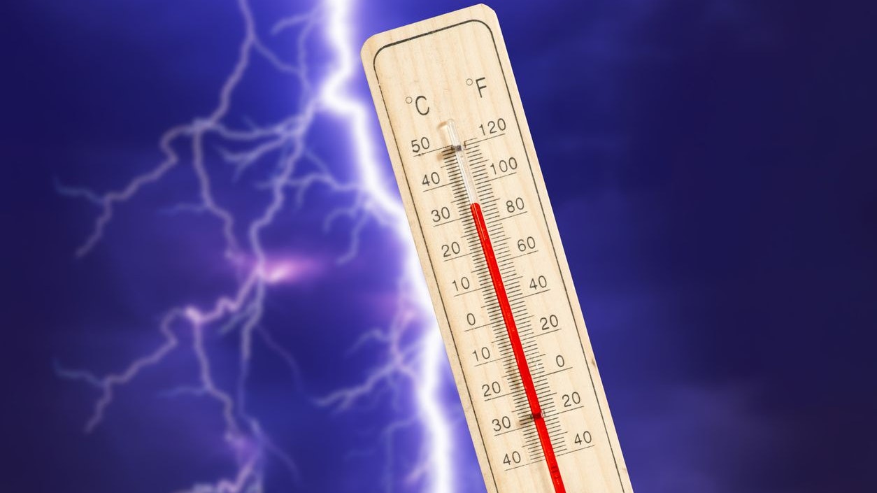 Neben Temperaturen über 30 Grad bringt das Wochenende auch kräftige Gewitter. (Symbolbild)