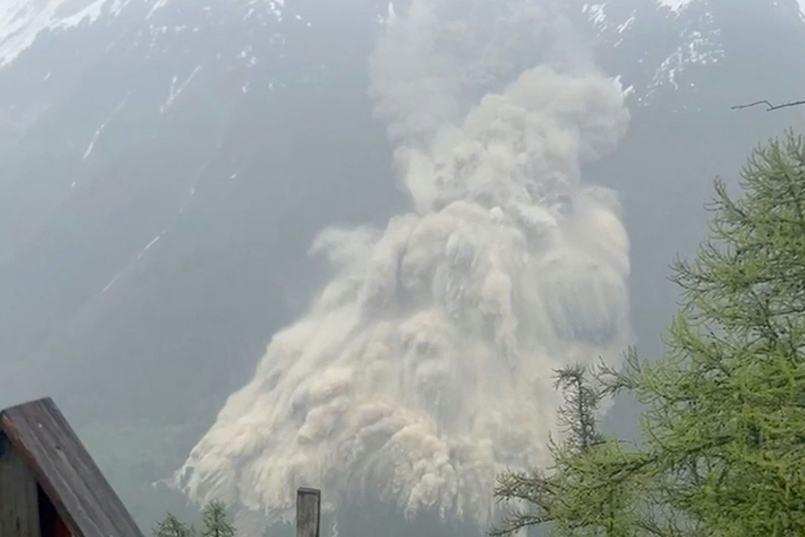 Der Moment des Unglücks: Mittwochnachmittag, kurz vor 16 Uhr, donnerten an die 10 Millionen Kubikmeter Eis und Geröll 2.000 Meter tief ins Lötschental
