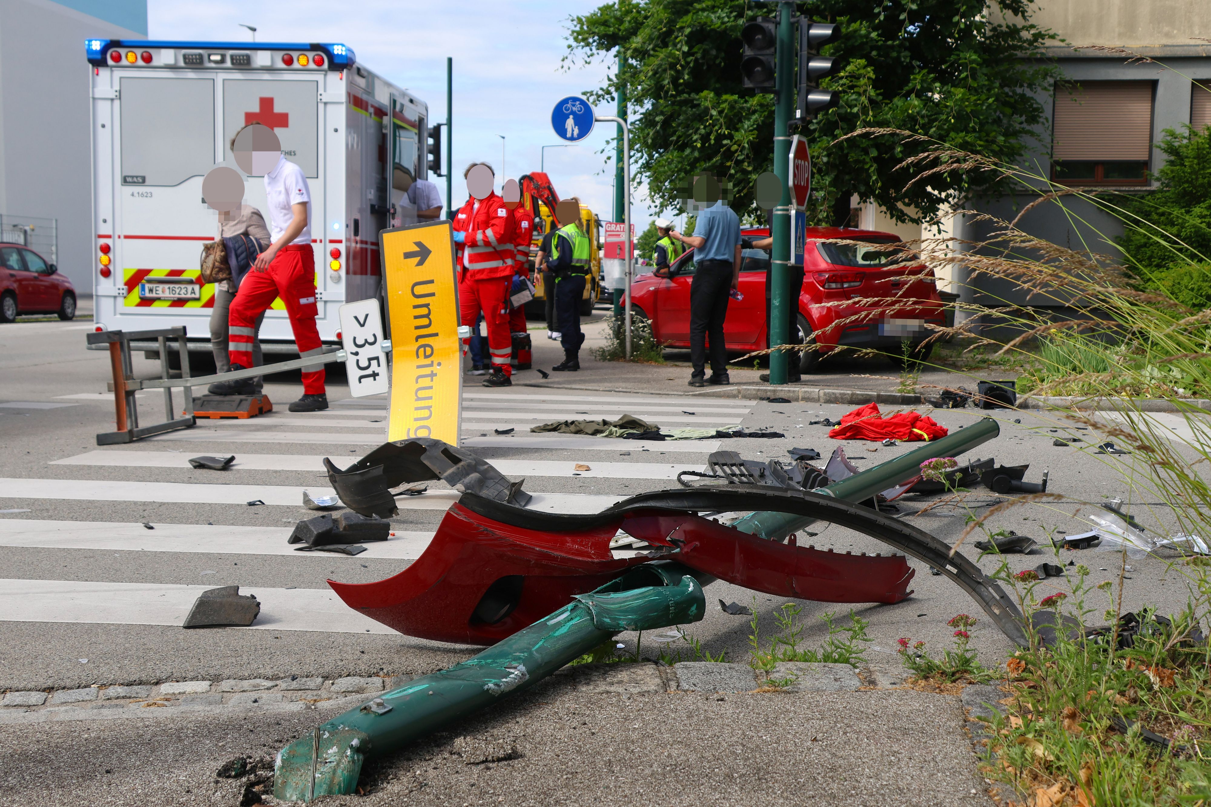 Die Straße wirkte nach dem Unfall wie ein Schlachtfeld.