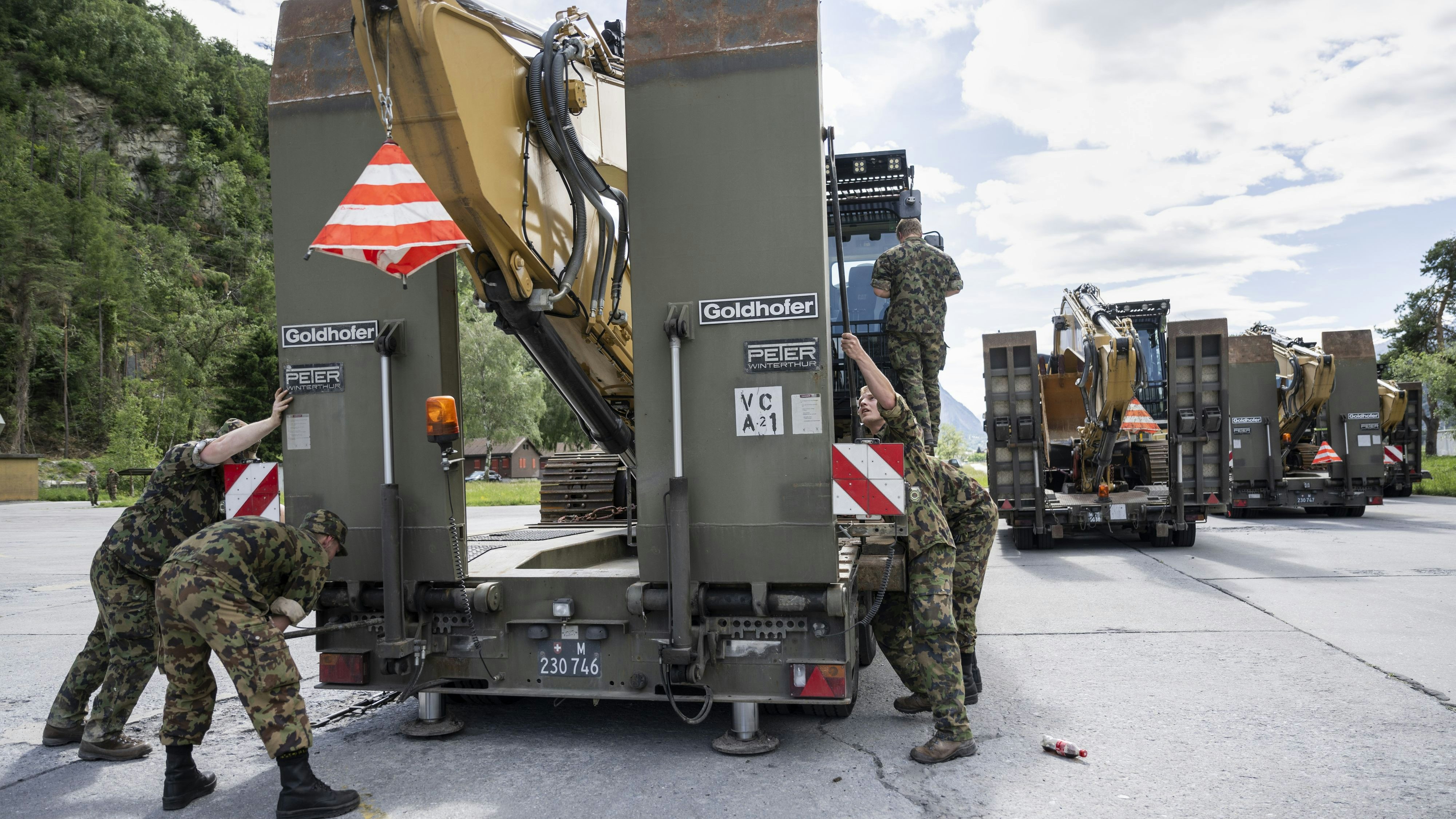 Die Schweizer Armee ist seit Tagen mit schwerem Gerät vor Ort, doch das Terrain des Schuttkegels ist so instabil, dass es nicht befahren werden kann