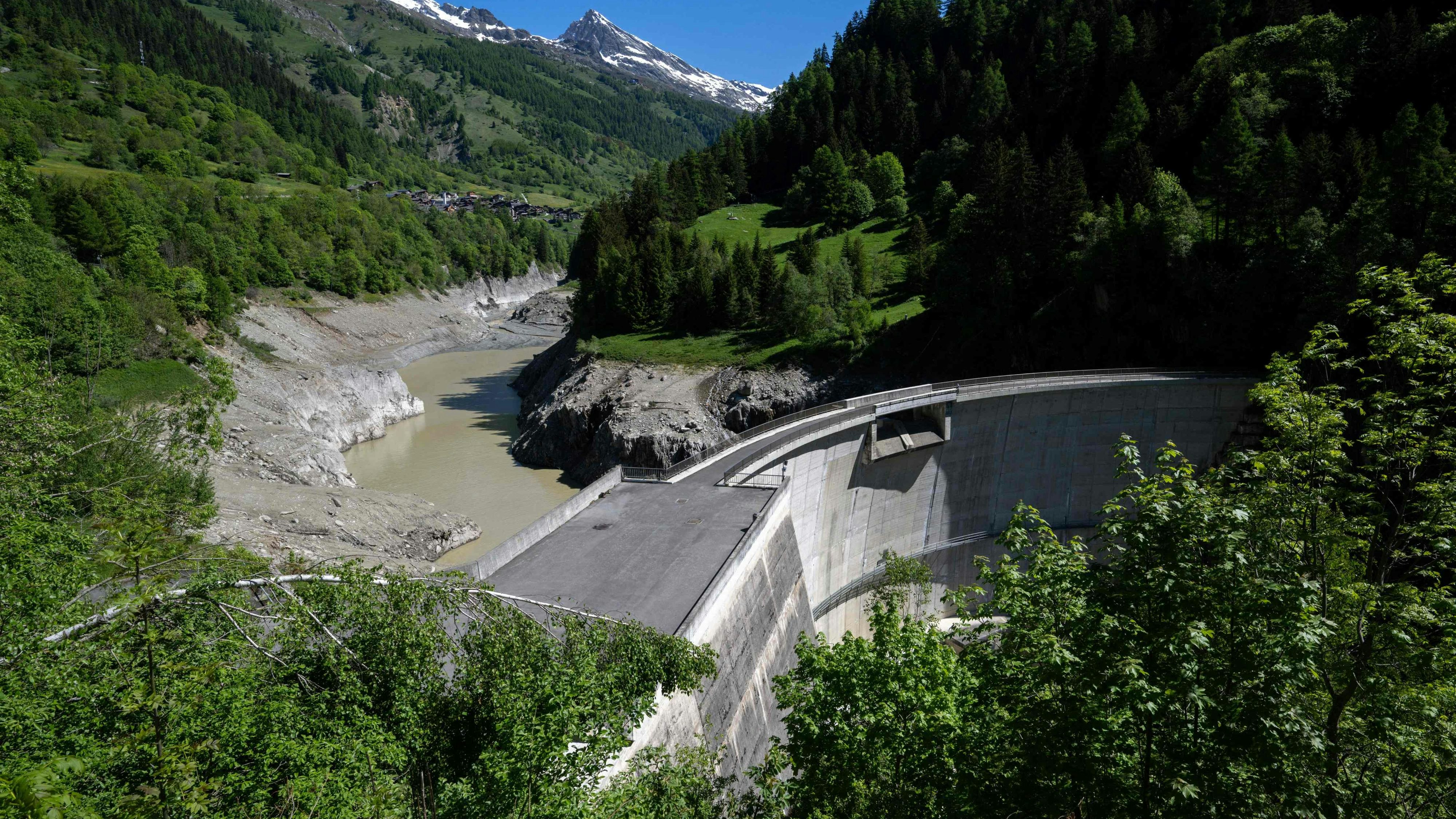 Der Stausee von Ferden wurde komplett abgelassen, um Platz für die Wassermassen der Lonza zu schaffen