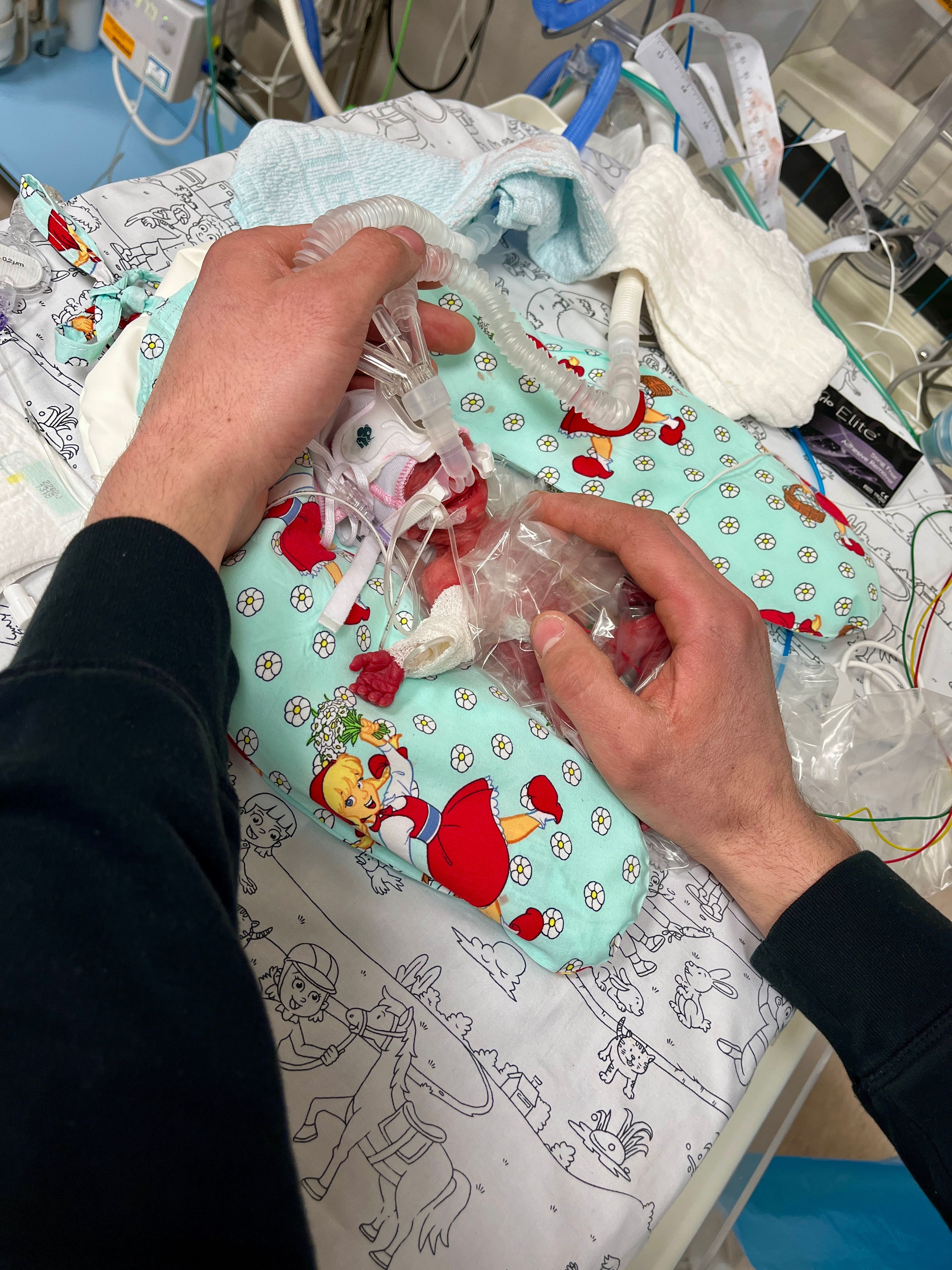 Der Vater begrüßt seine Tochter Marie gleich nach der Geburt