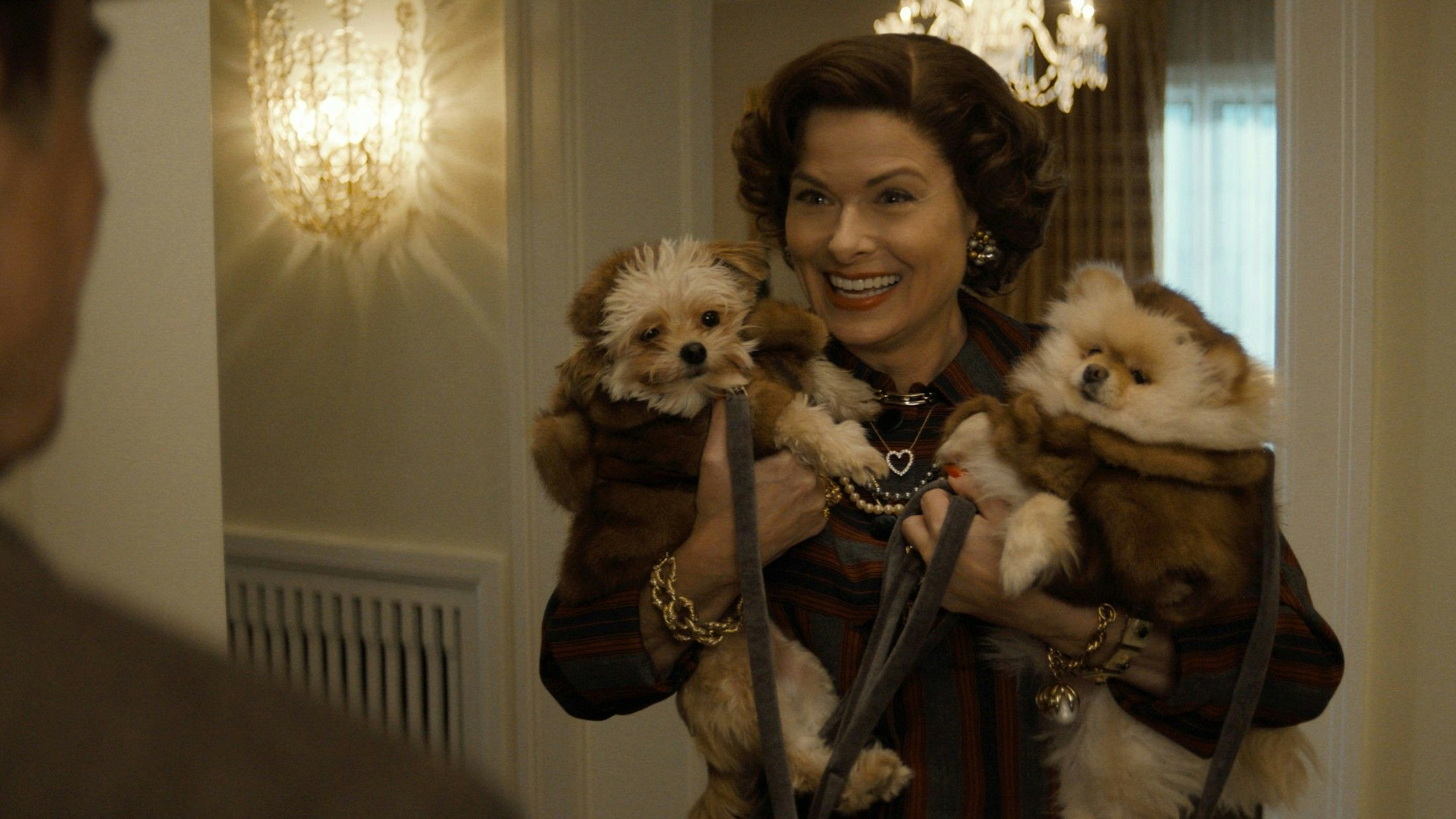 Frank Costellos Ehefrau Bobbie (Debra Messing, bekannt aus "Will and Grace") ist auf die Hunde gekommen