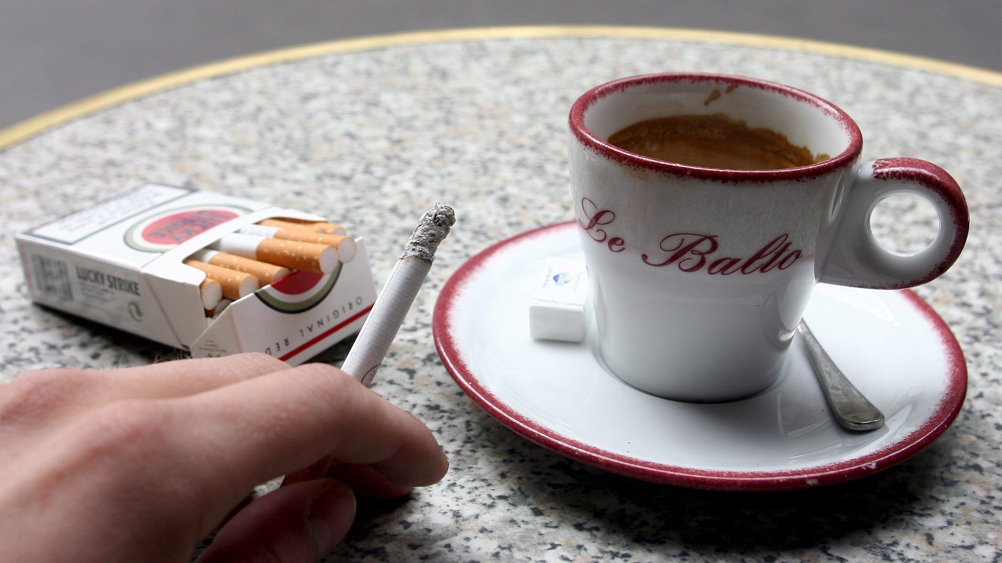 In Gastgärten der beliebten Straßencafés ist das Rauchen weiterhin erlaubt.