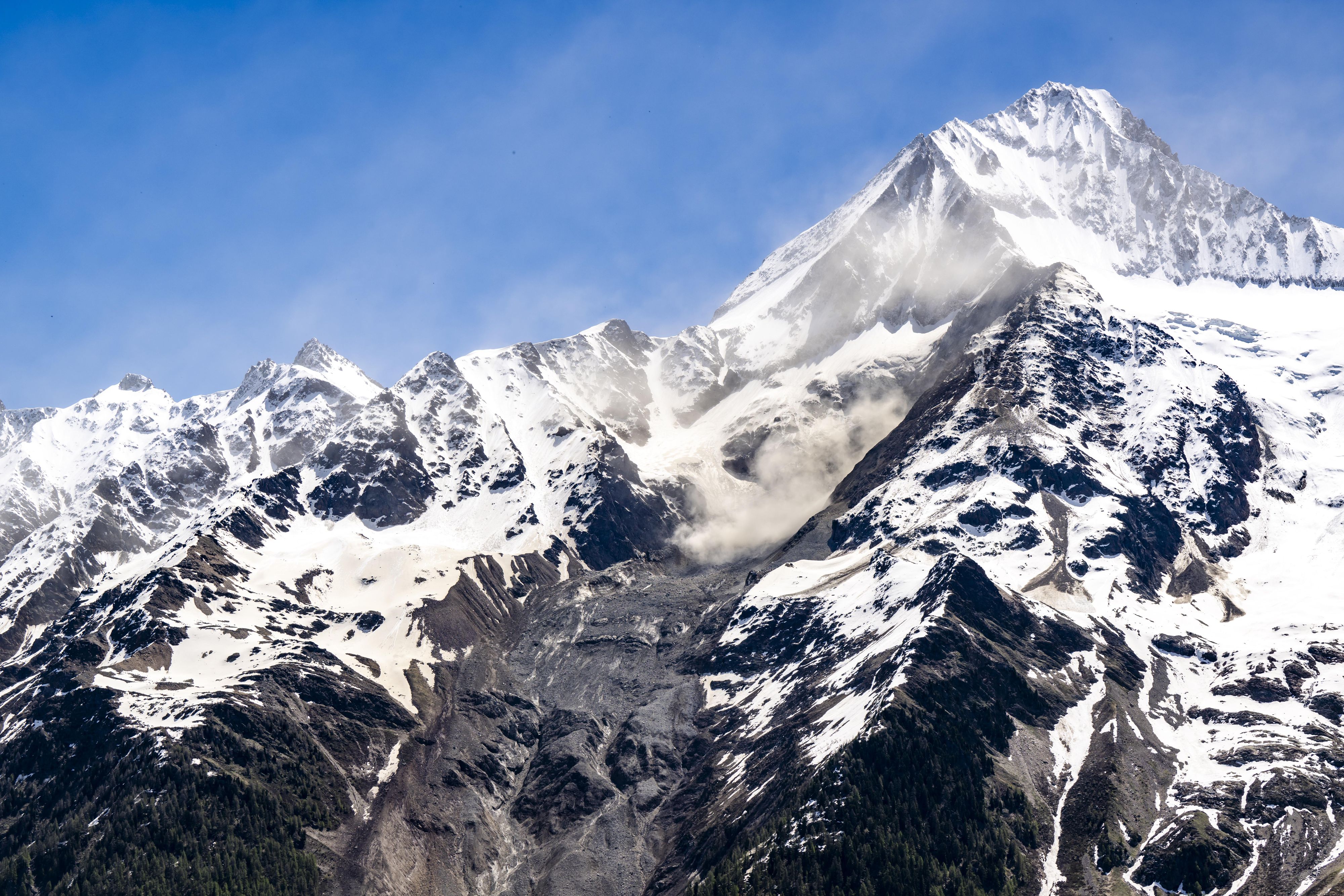 Die Abbruchstelle am Birchgletscher: Nach wie vor geht Geröll ab, der Berg ist längst noch nicht zur Ruhe gekommen