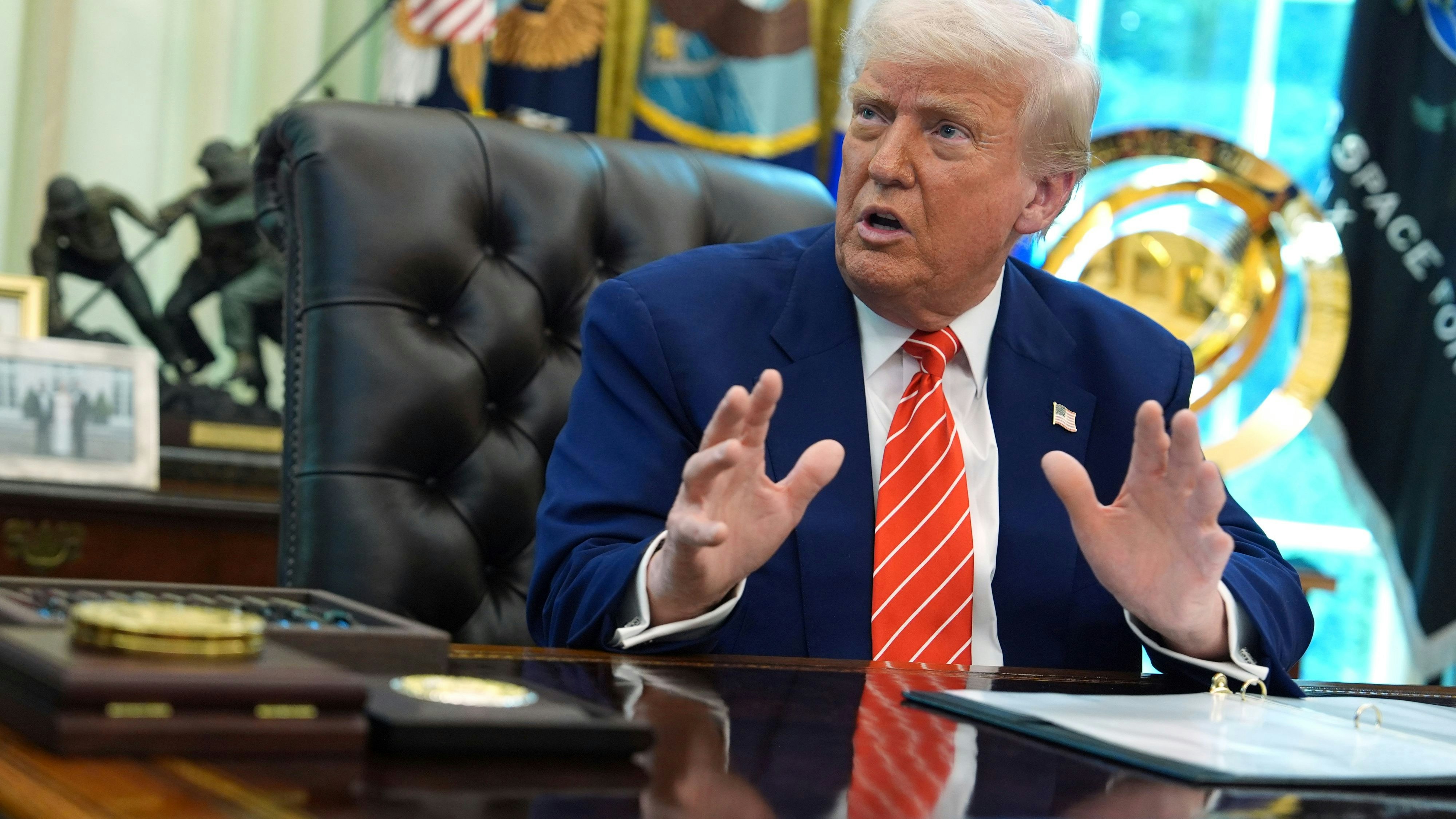 Download von www.picturedesk.com am 31.05.2025 (14:19).  President Donald Trump speaks during a news conference with Elon Musk in the Oval Office of the White House, Friday, May 30, 2025, in Washington. (AP Photo/Evan Vucci) - 20250530_PD11283 - Rechteinfo: Rights Managed (RM)