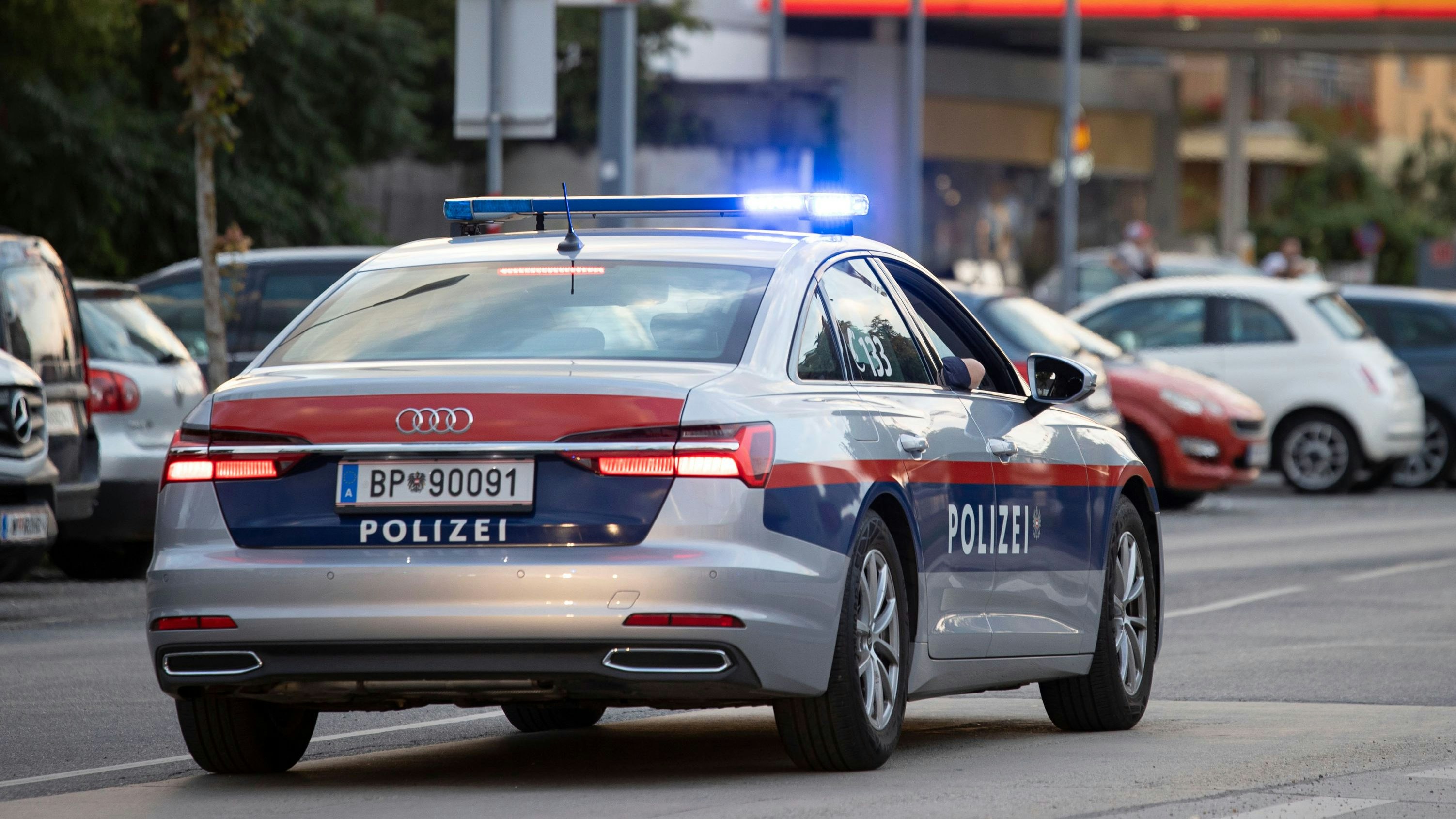 Heute.at - Waffenalarm vor Schule! Polizei riegelt Gebäude ab