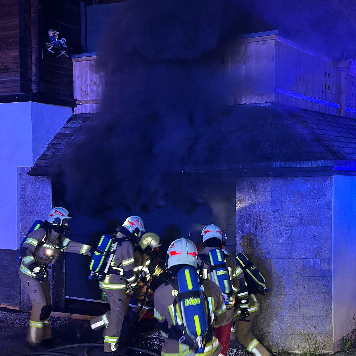 Die Feuerwehr rückte zur Brandbekämpfung aus.