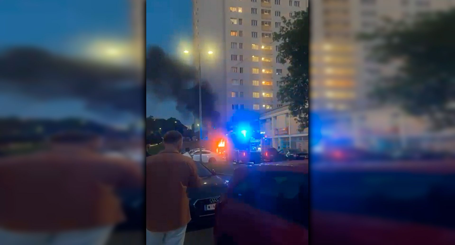 Die Feuerwehr löschte die beiden brennenden Fahrzeuge.