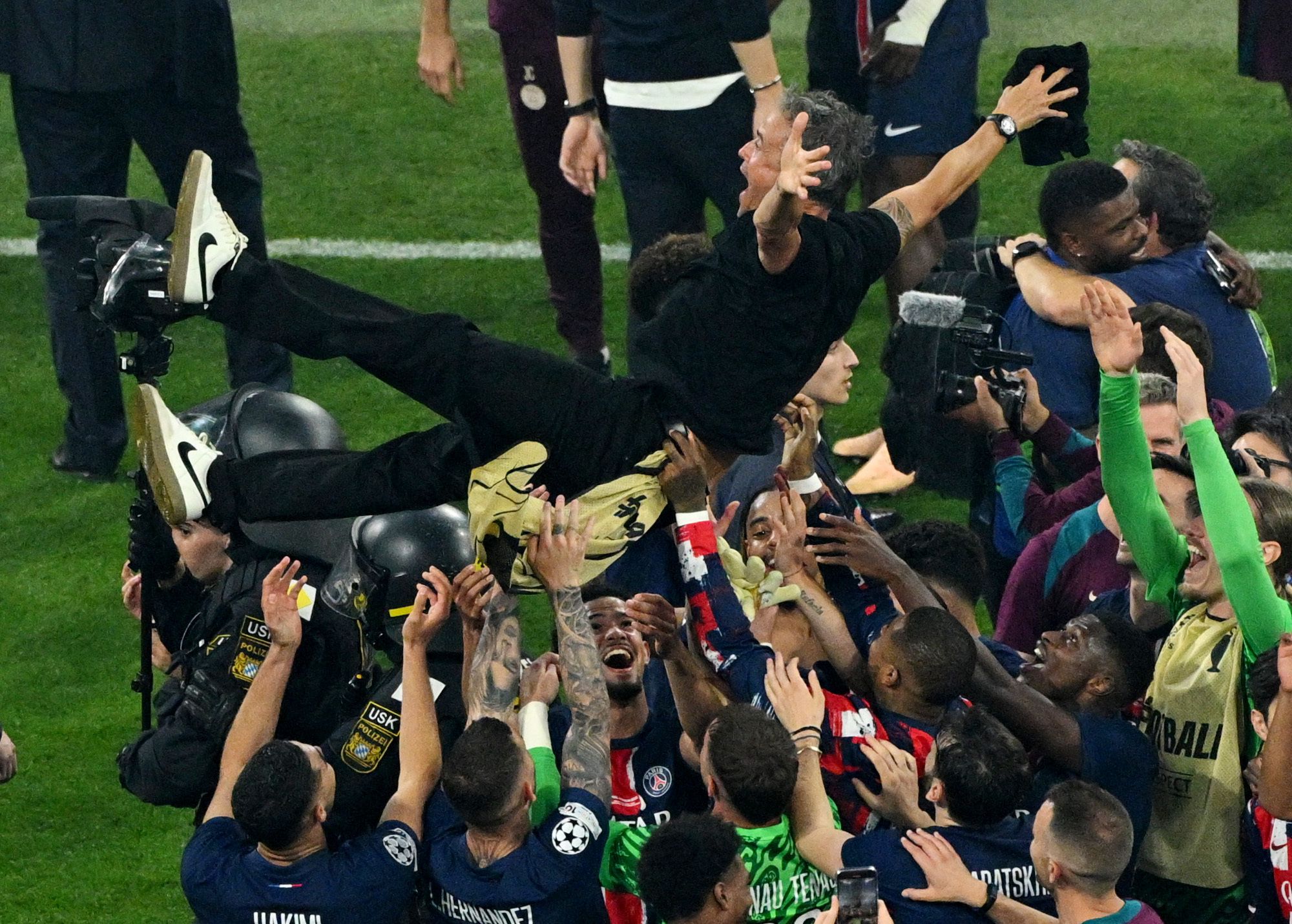 Paris St.-Germain feiert den denkwürdigen Finalerfolg gegen Inter Mailand. 