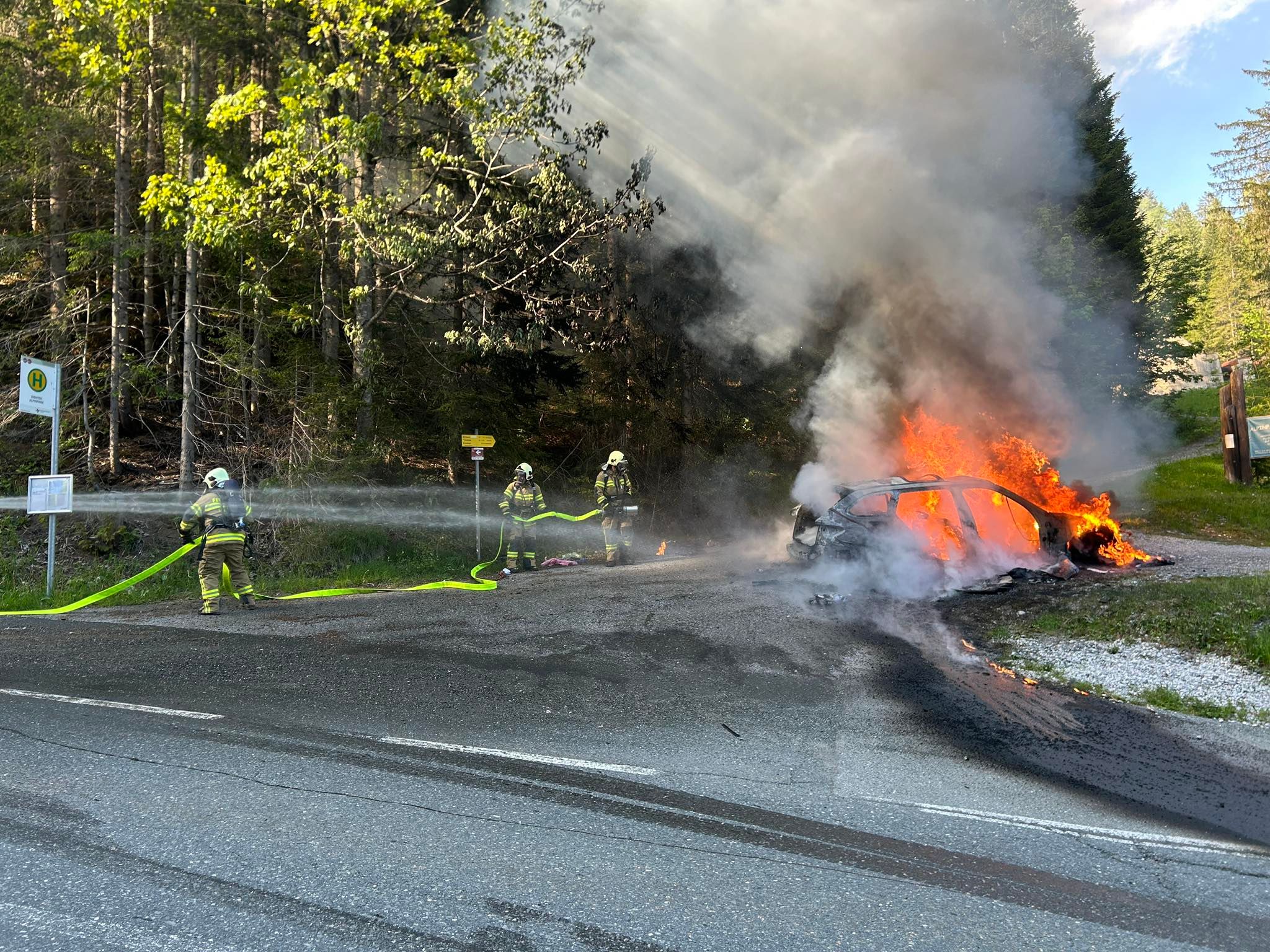 Der Pkw brannte vollständig aus.