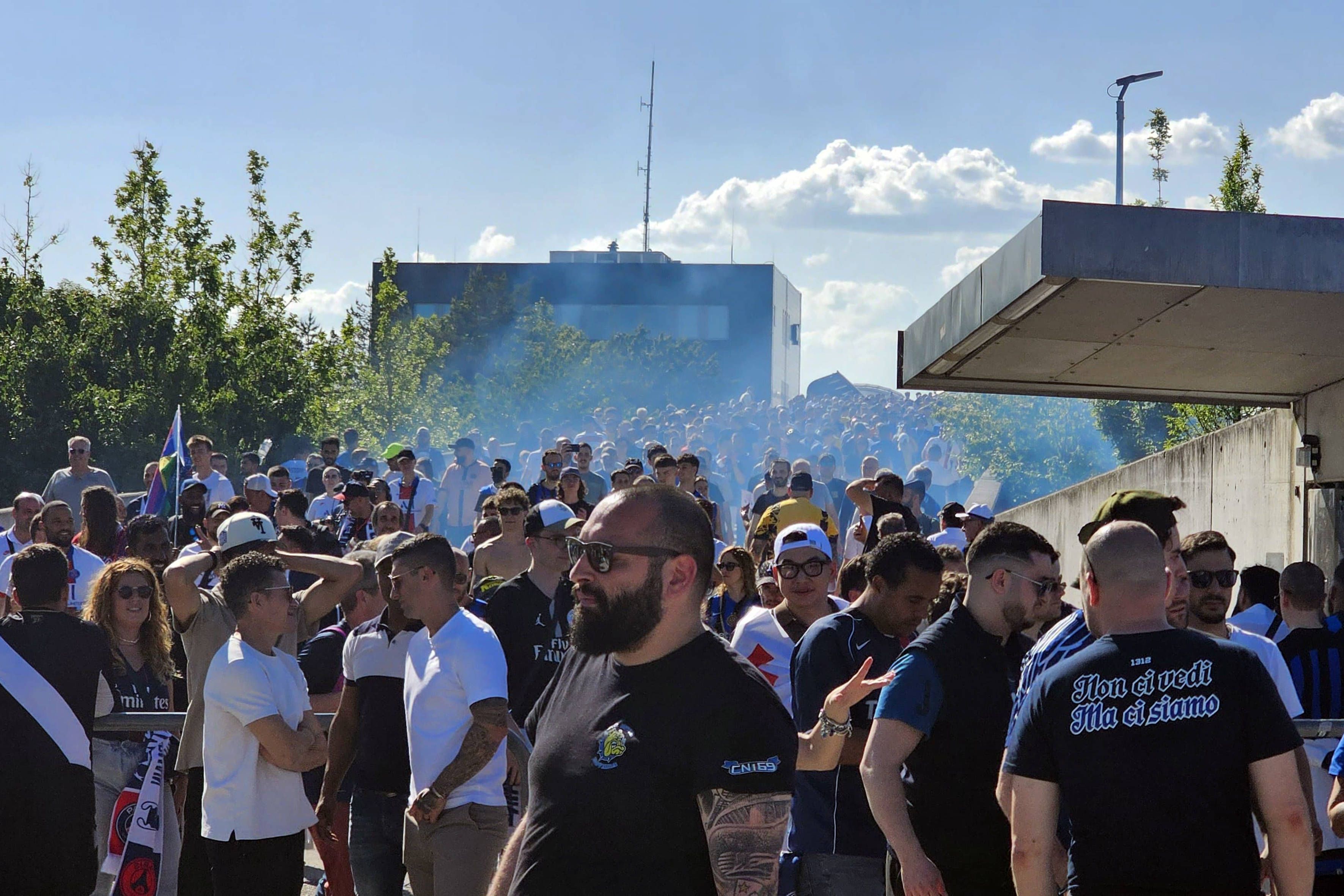 Ein großer Ansturm von Fußballfans in München. 