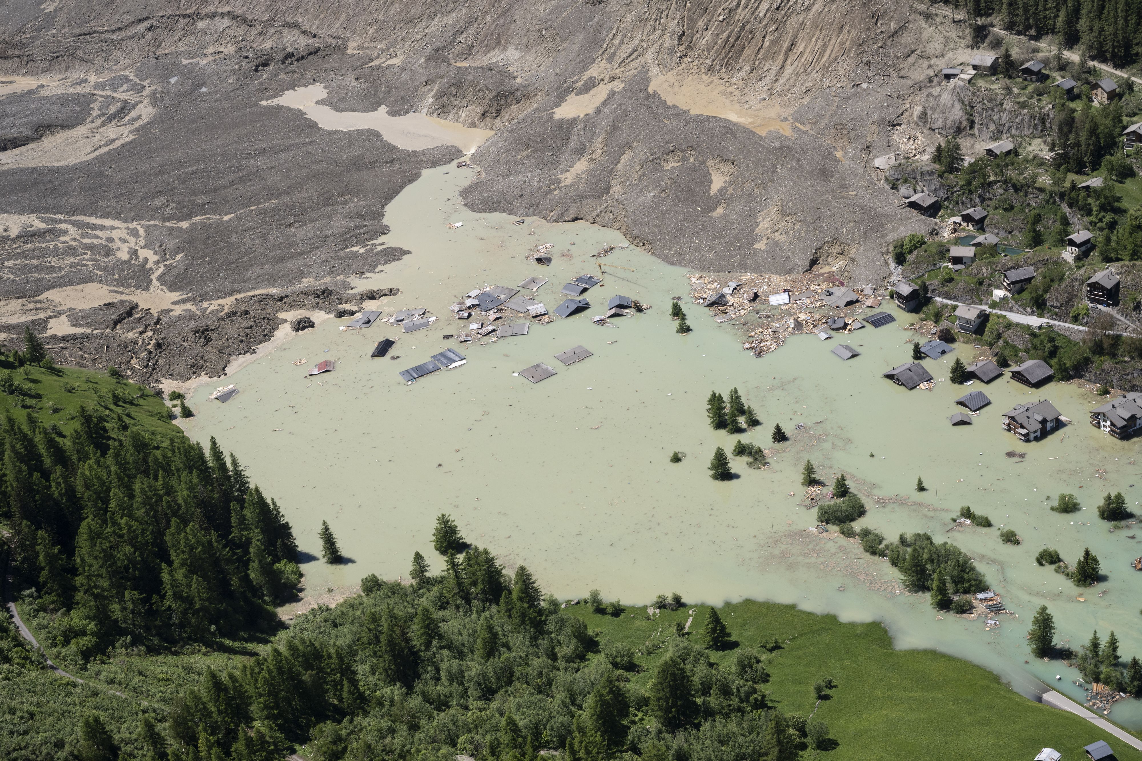 Das Lötschental ist nach dem massiven Gletscherabbruch am Mittwoch einer weiteren Tragödie vorerst entgangen.
