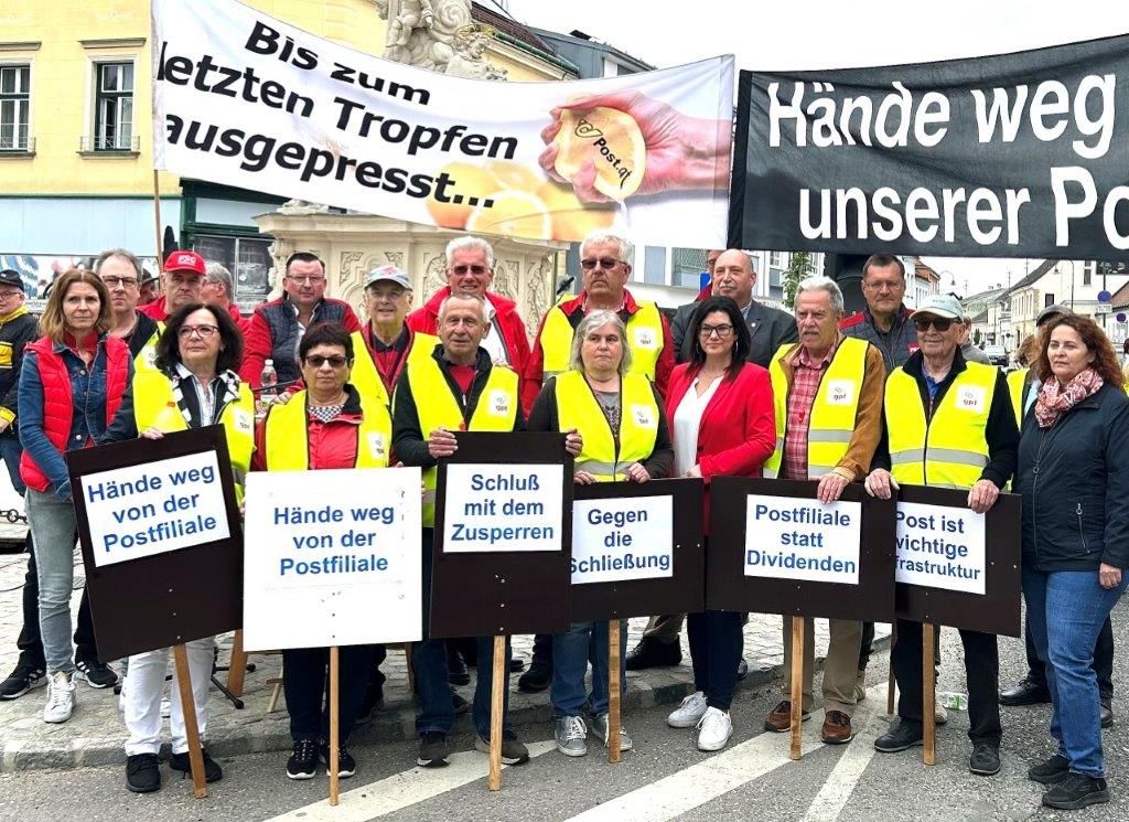 Demo gegen Schließung der Post-Filiale in Poysdorf