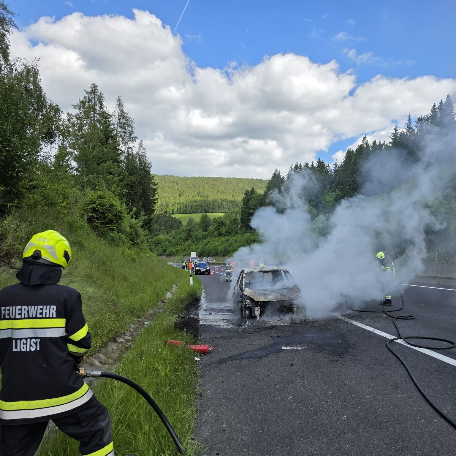 Das Fahrzeug brannte vollständig aus.