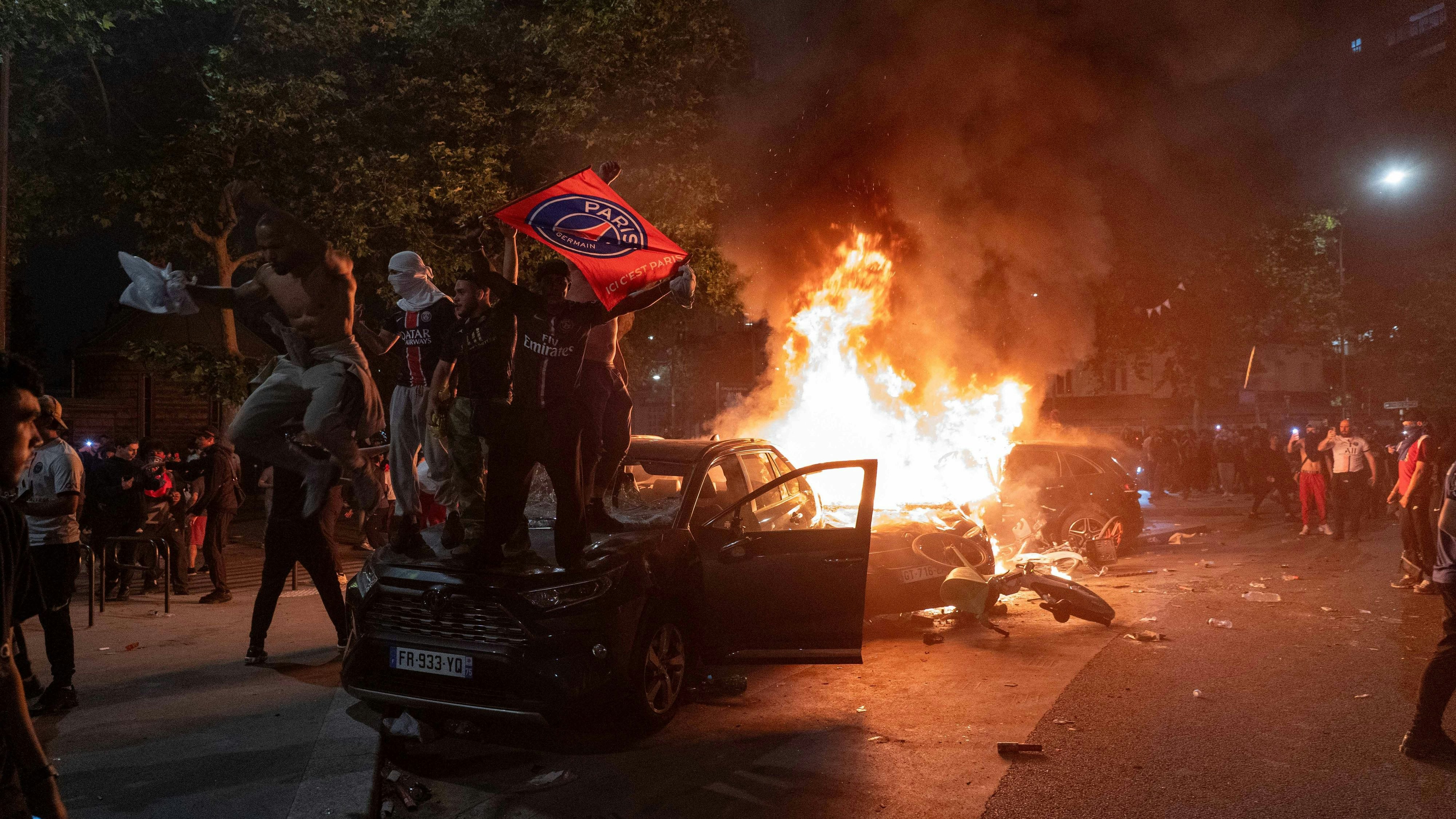 Heute.at - Zwei Tote bei CL-Feier – Auto rast in Grenoble in Menge