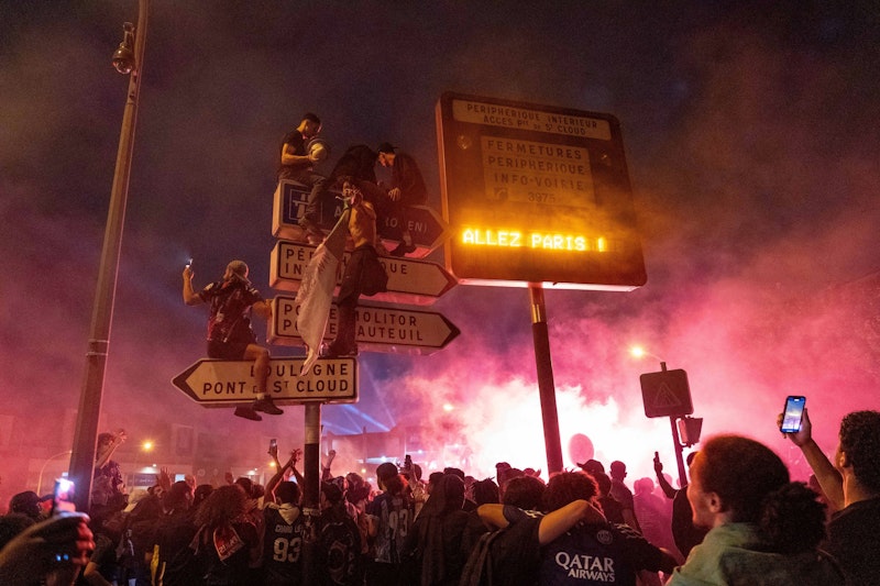 Fans fluteten nach dem 5:0 von PSG im Champions-League-Finale die Straßen von Paris.