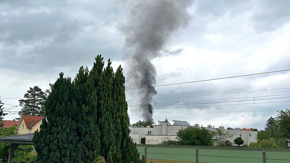 Garagenbrand: Meterhohe Rauchsäule bereits von Weitem erkennbar