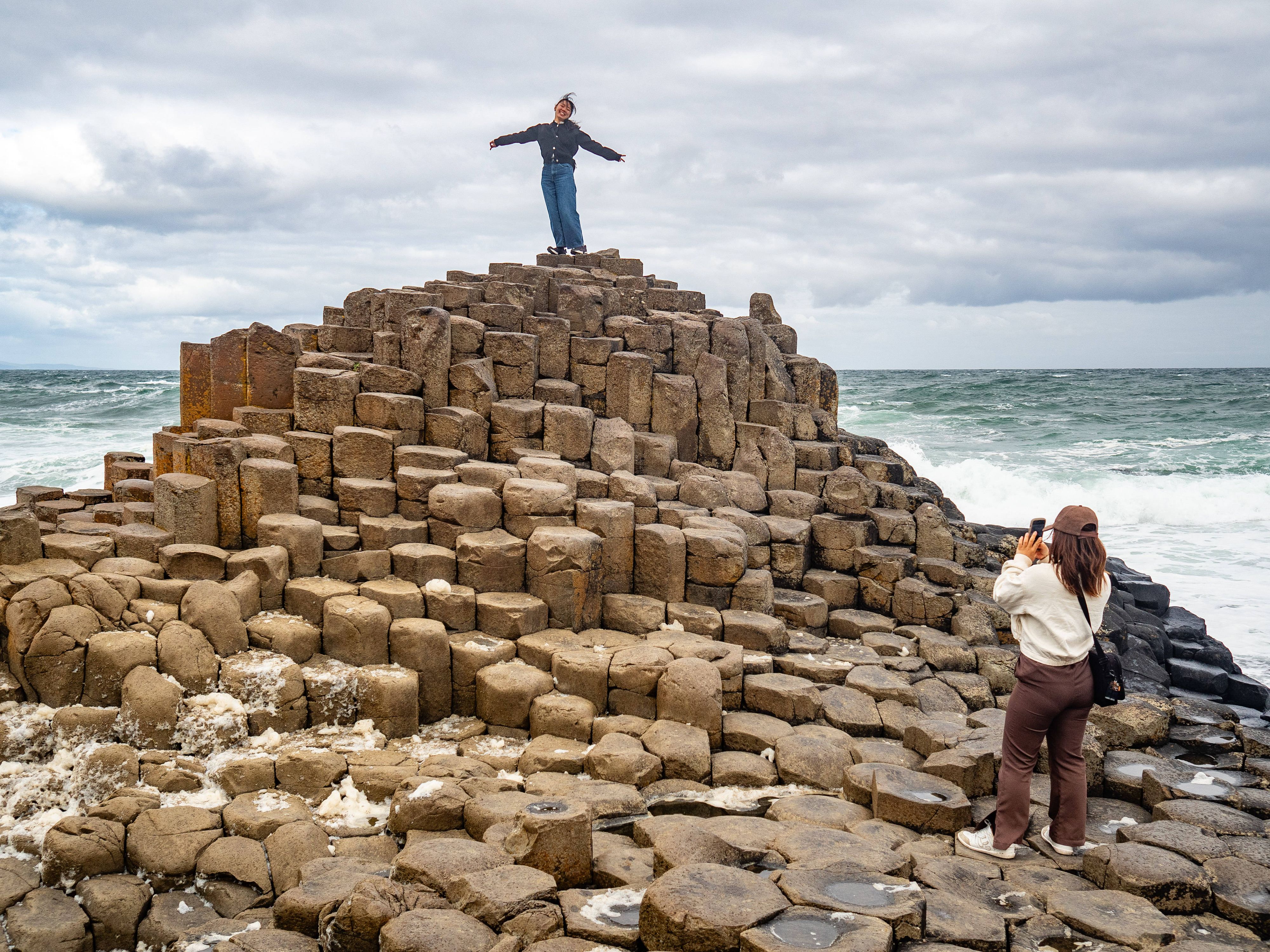 Wer Nordirland bereist, sollte sich den Giant’s Causeway unbedingt anschauen.