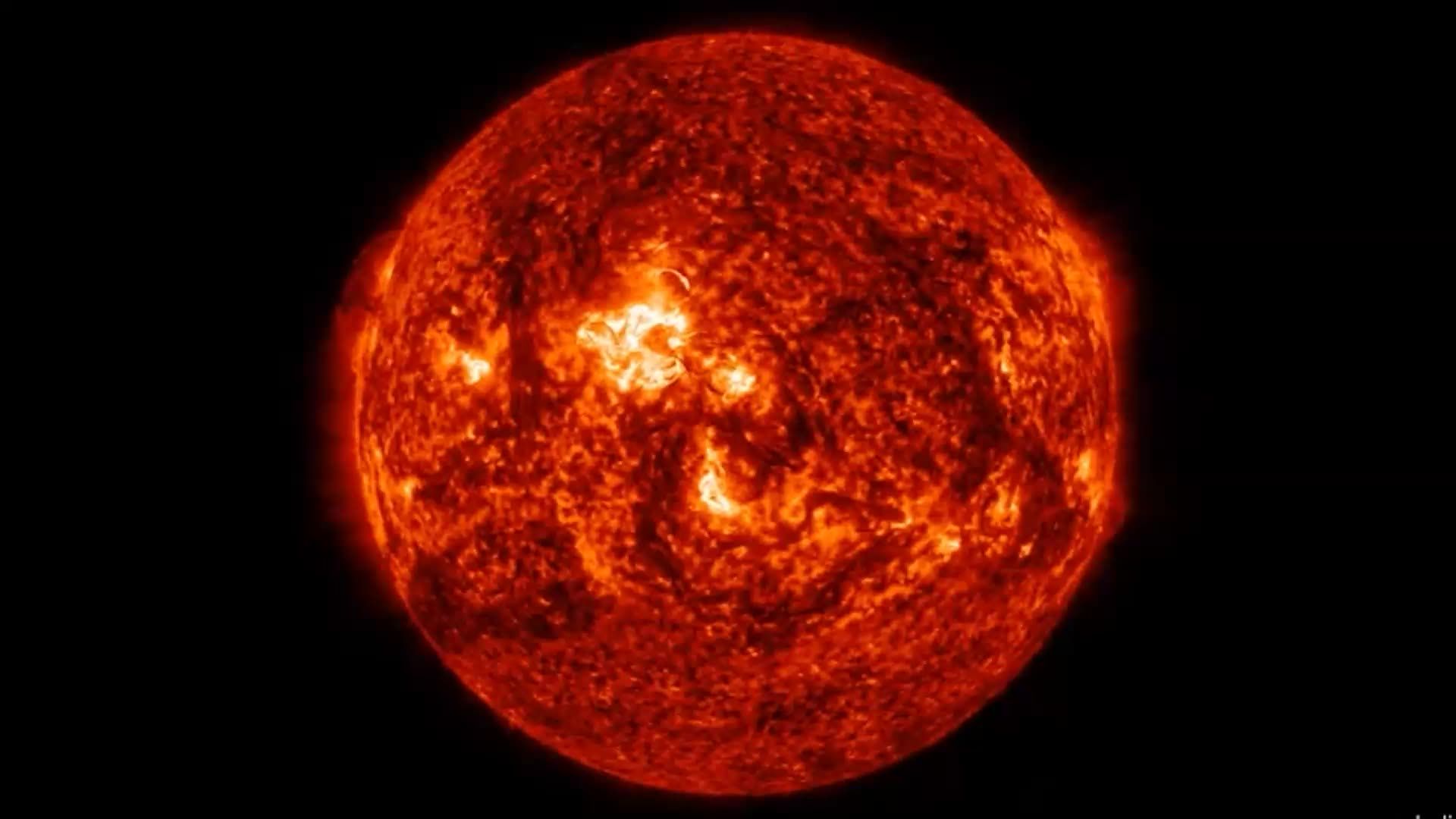 Die Sonne schleudert elektrisch geladene Teilchen ins Weltall.