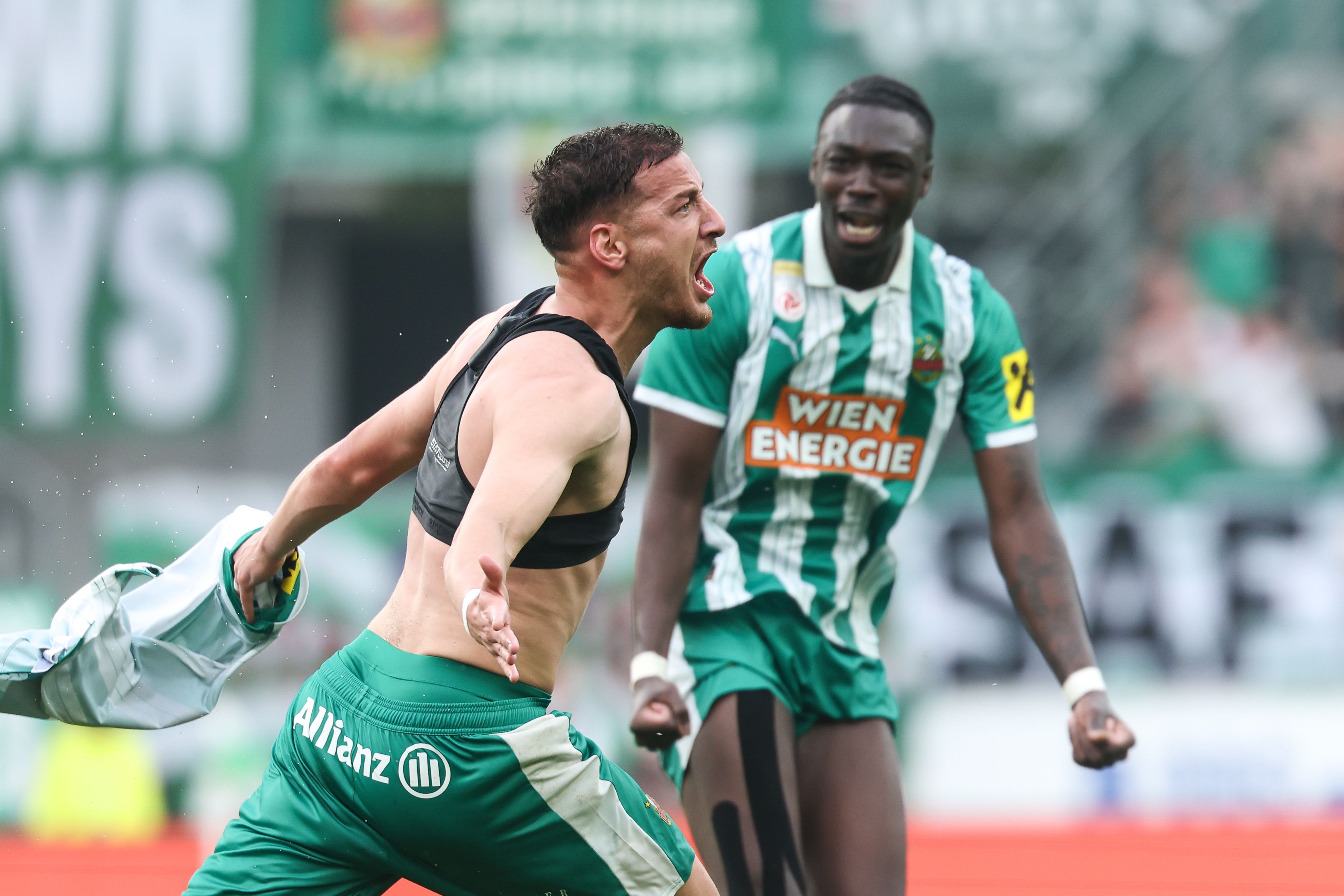 Bei Ercan Kara gab es nach dem Goldtor in der 95. Minute kein Halten mehr.