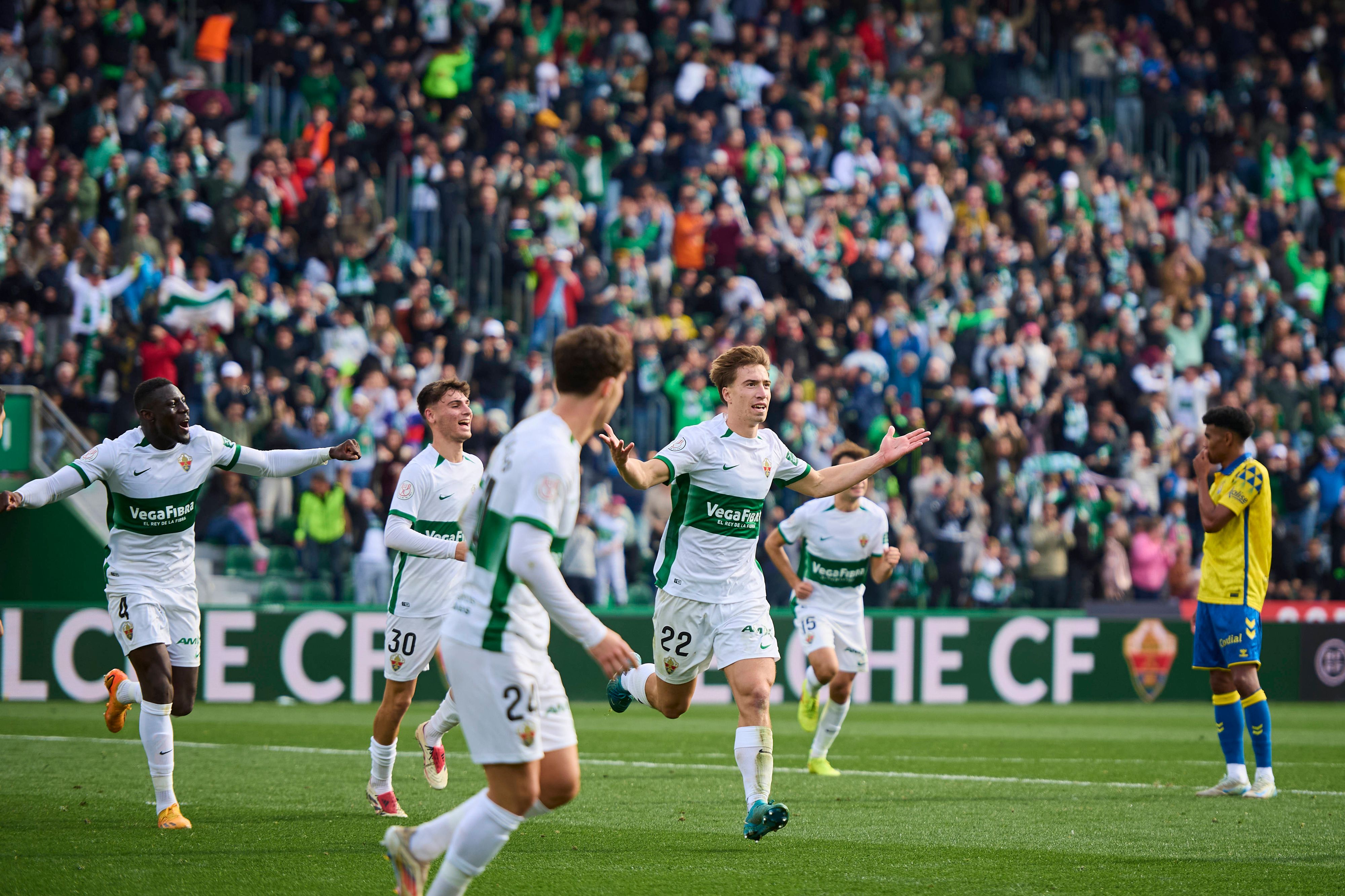 Affengruber jubelt mit Elche in Spanien.