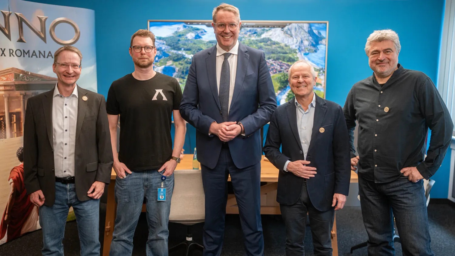 (v.l.n.r.) Thomas Pottkämper, Studio Manager von Ubisoft Mainz; Manuel Reinher, Creative Director von Anno 117: Pax Romana; Alexander Schweitzer, Ministerpräsident von Rheinland-Pfalz; Yves Guillemot, CEO und Co-Founder von Ubisoft; Benedikt Grindel, Zone Managing Director bei Ubisoft.