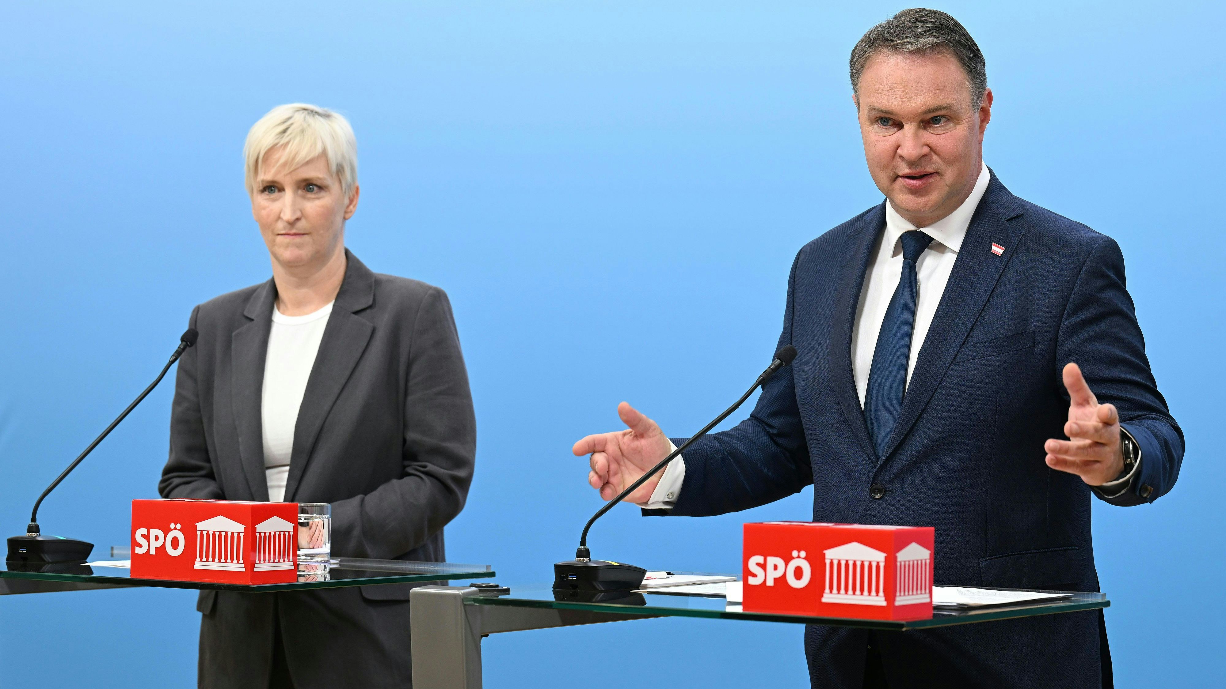 SPÖ-Vizekanzler Babler und Elke Hanel-Torsch, SP-Wohnbausprecherin und Mietervereinigung-Wien-Vorsitzende, zogen Bilanz zur Mietpreisbremse.