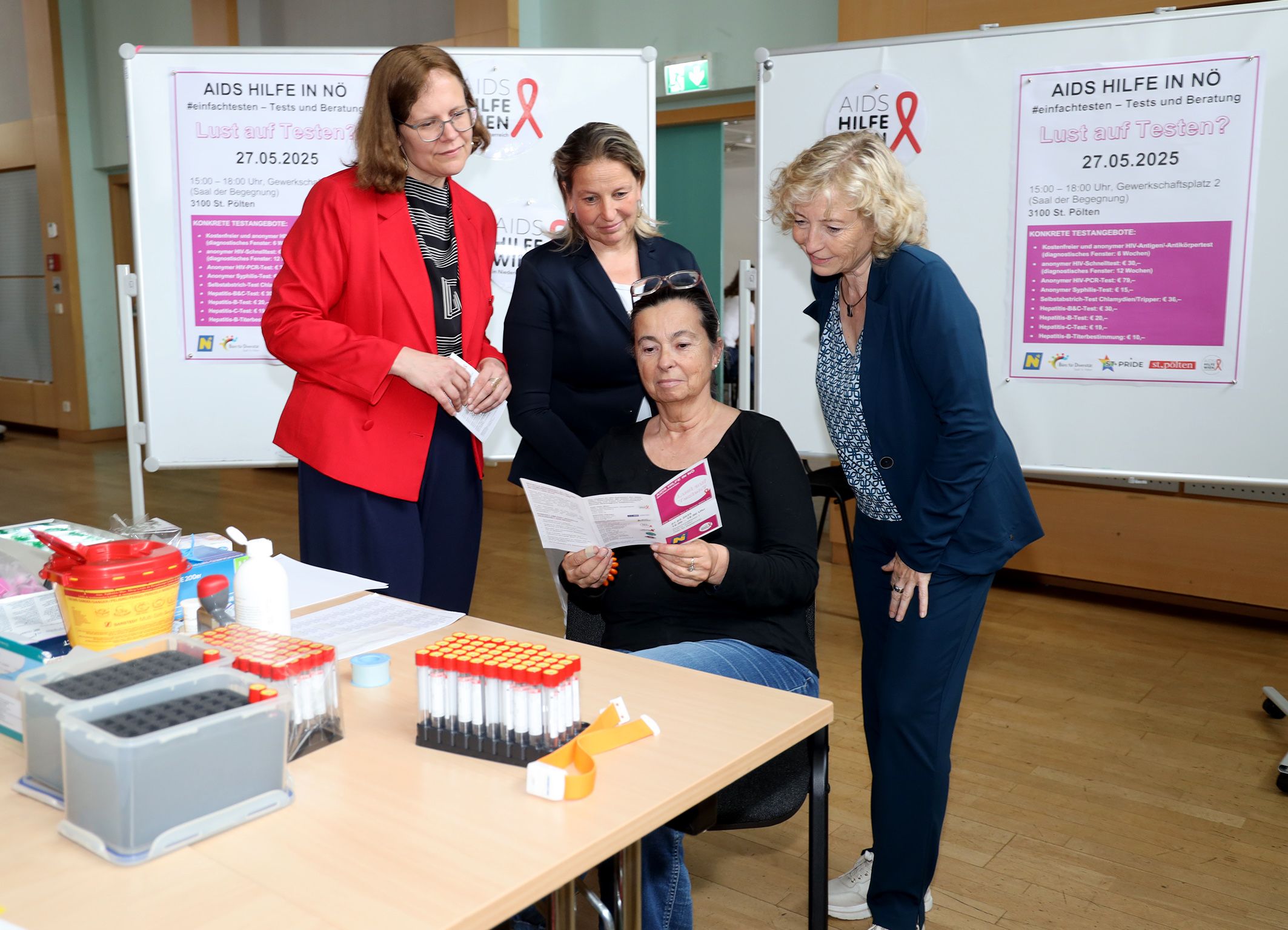 Andrea Brunner (Geschäftsführerin Aids Hilfe Wien), NÖ-Sanitätsdirektorin Regina Klenk, Eva Strutzenberger (Test & Beratung Aids Hilfe Wien) und Landesrätin Eva Prischl (v.l.n.r.)