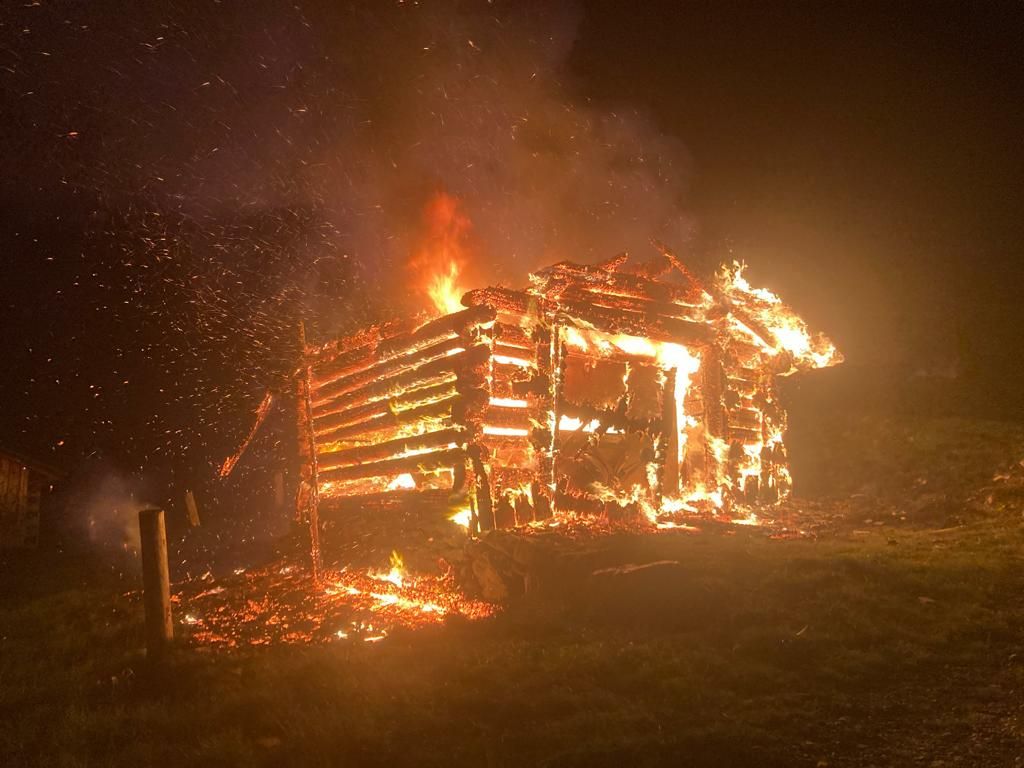 Ein Gebäude geriet durch einen Blitzeinschlag in Brand.