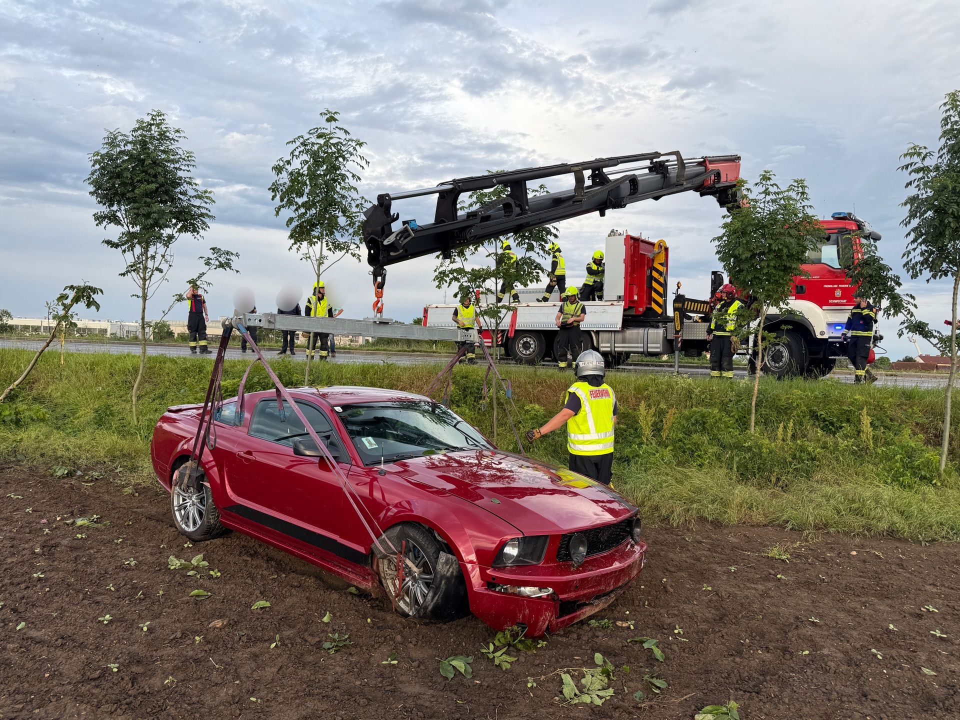 Ein roter Ford Mustang kam von der Straße ab und landete im Graben.