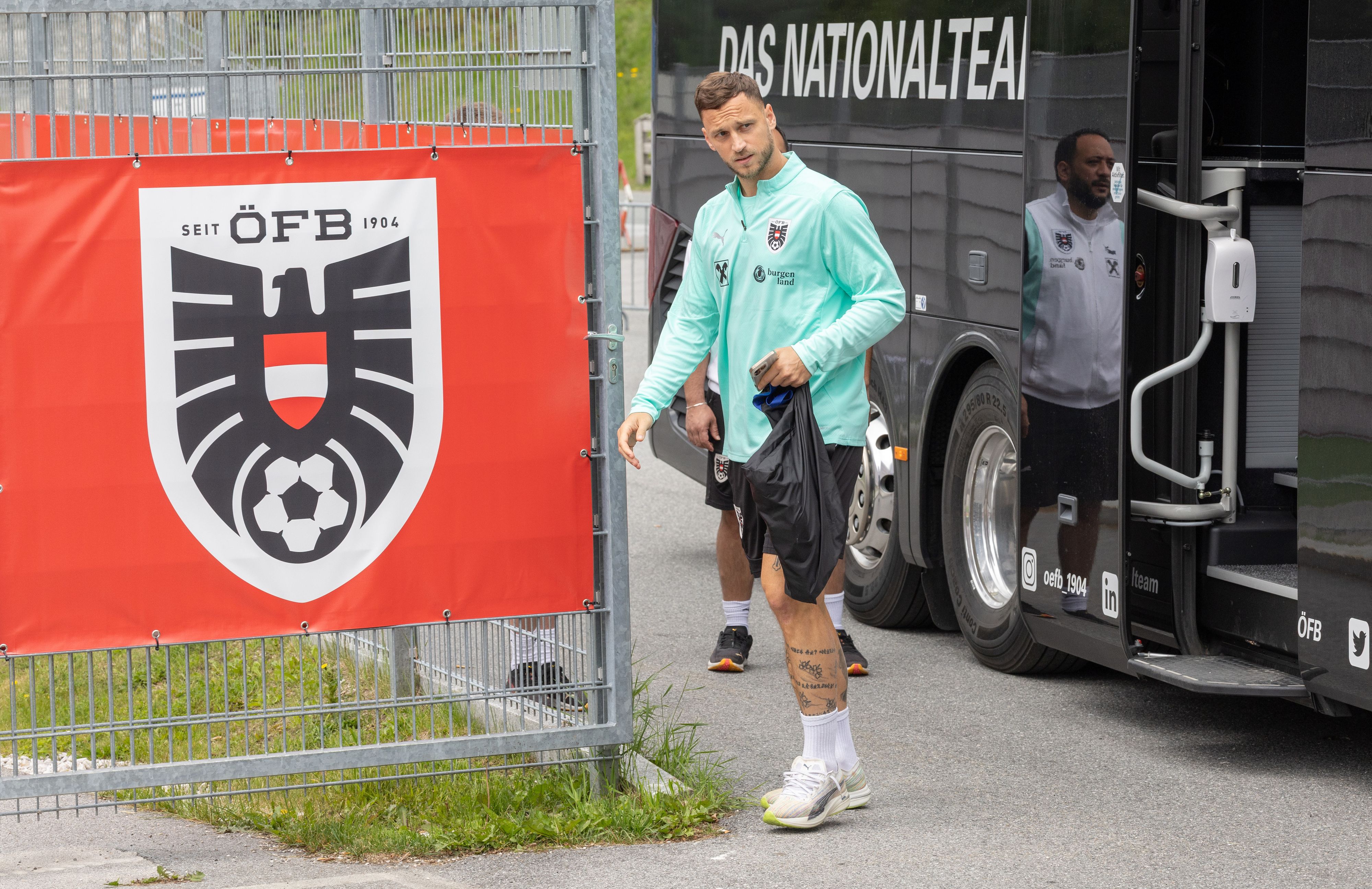 Arnautovic steigt aus dem ÖFB-Bus aus und ins Teamtraining ein.