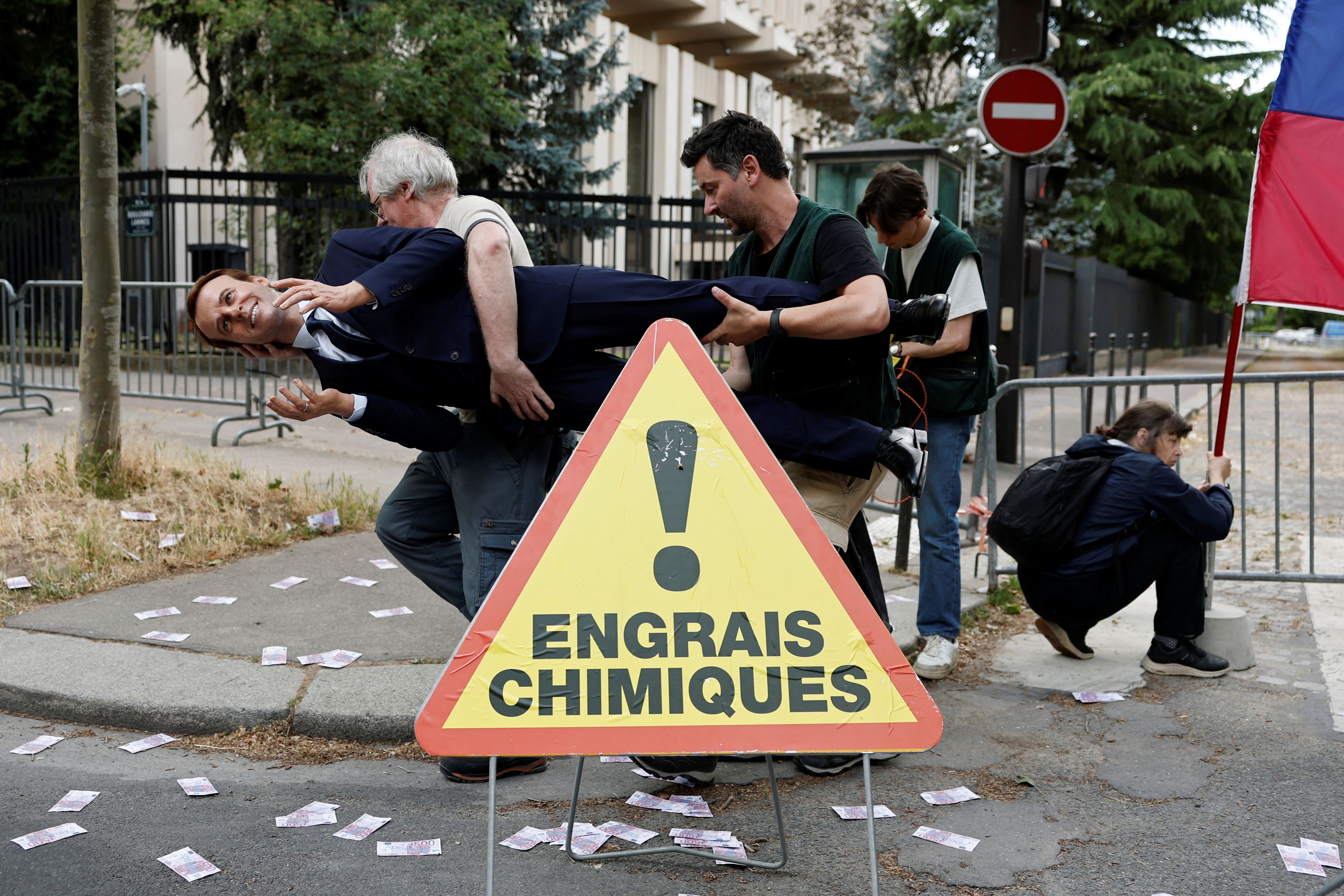 Die Aktivisten gaben sich im Museum als Touristen und später als Mitarbeiter aus, um die Figur zu stehlen.