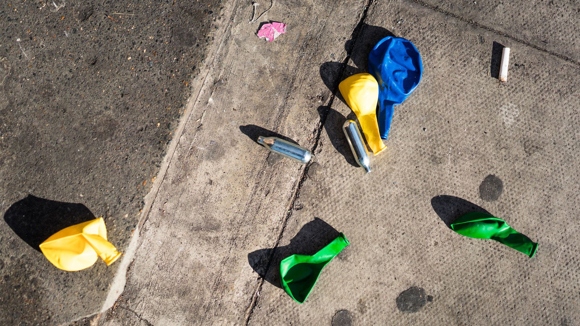 Distickstoffmonoxid wirkt auf den ersten Moment harmlos, doch der regelmäßige Konsum kann lebensbedrohlich werden.