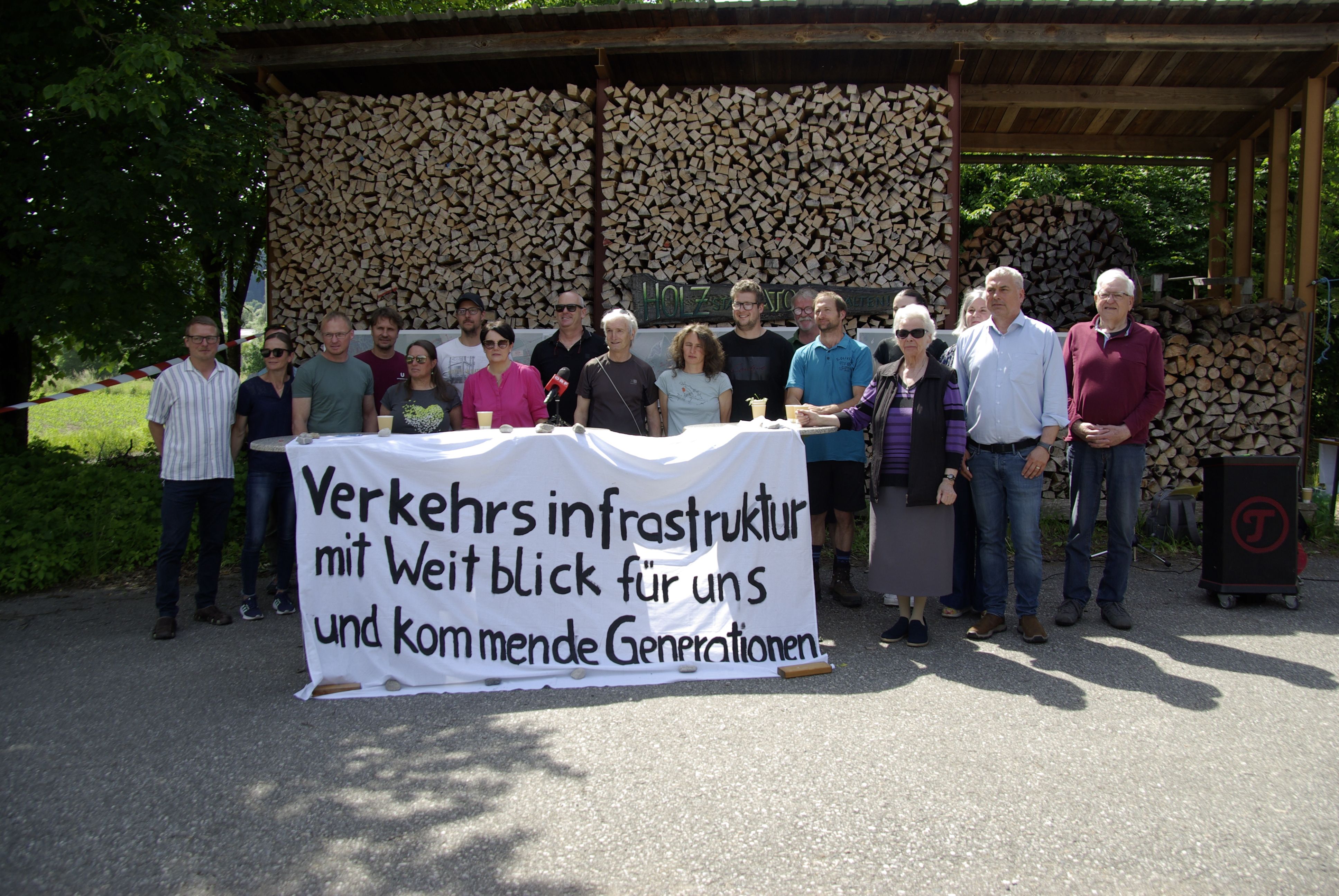Betroffene Grundeigentümer und Landwirte in Greifenburg wehren sich gegen das Straßenbauprojekt.