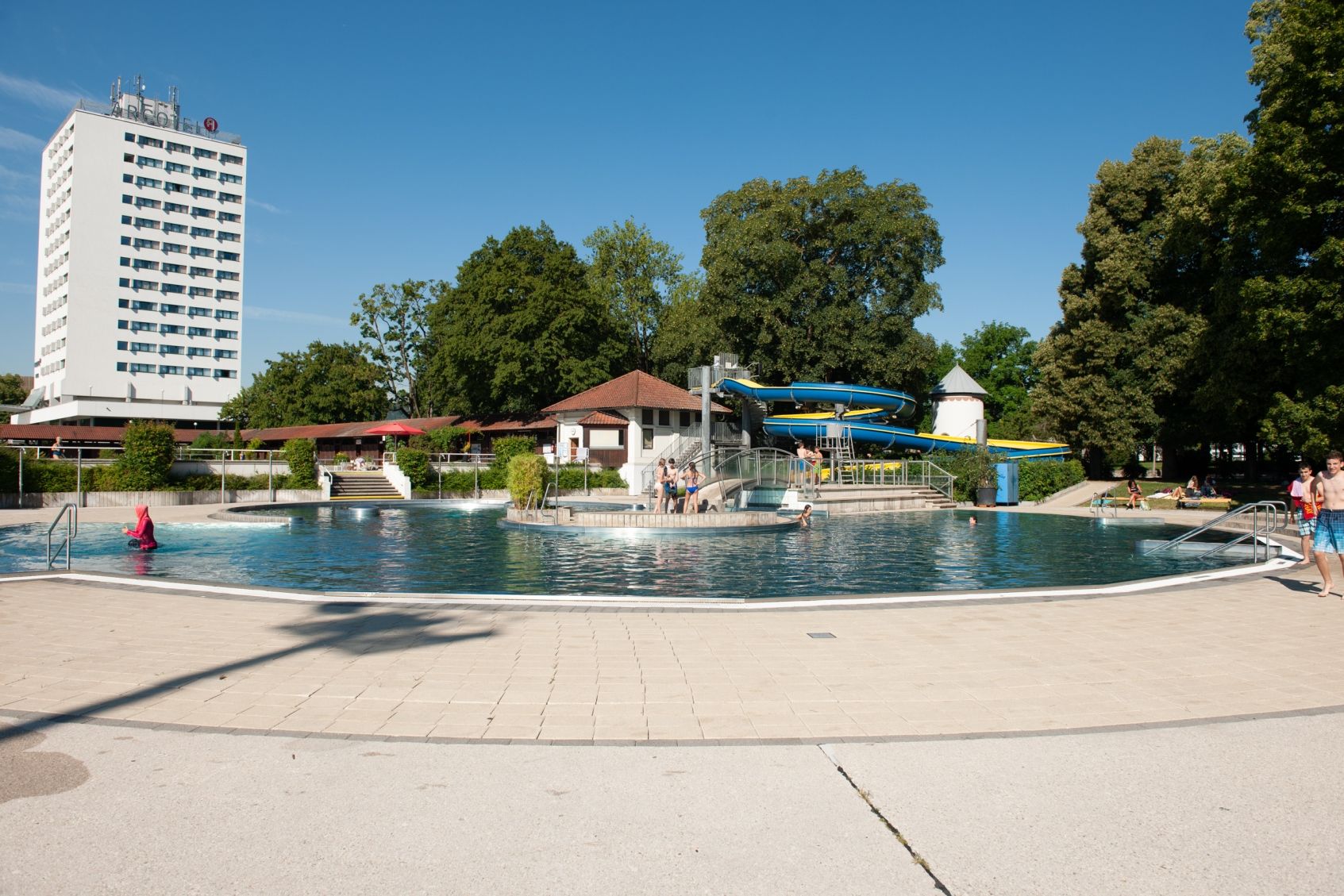Der Fünfjährige hatte am Sonntag im Linzer Parkbad Glück: Eine Frau zog ihn noch rechtzeitig aus dem Wasser.