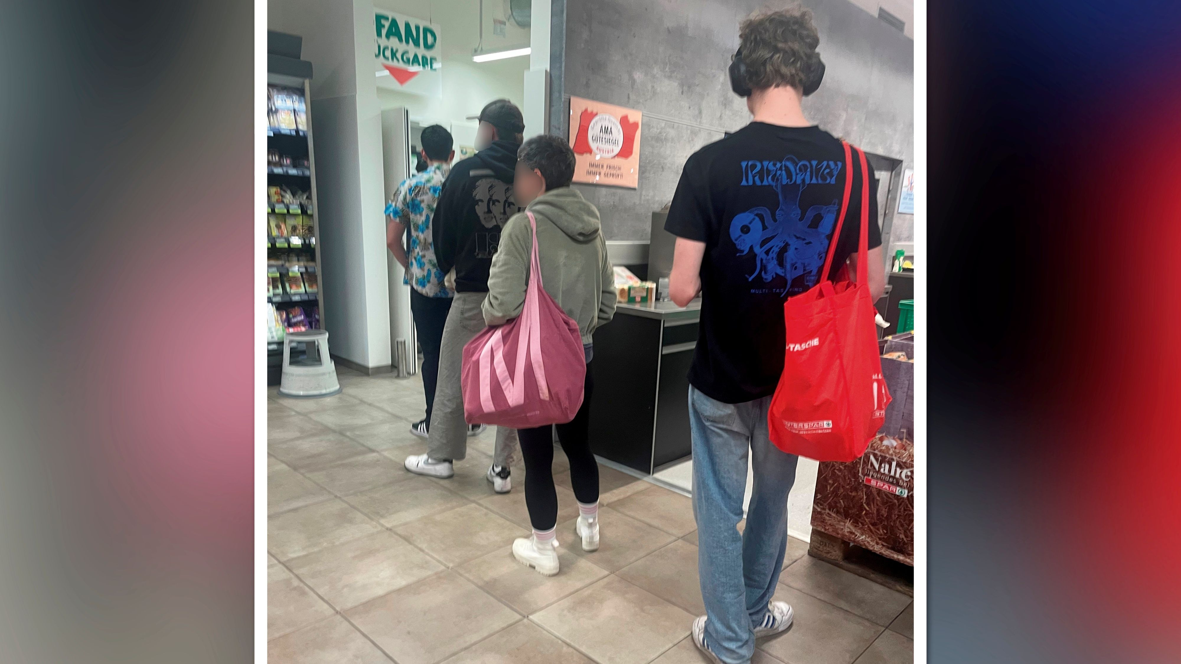 Supermarkt in Wien-Margareten: Lange Wartezeit vor der Flaschenrückgabe.