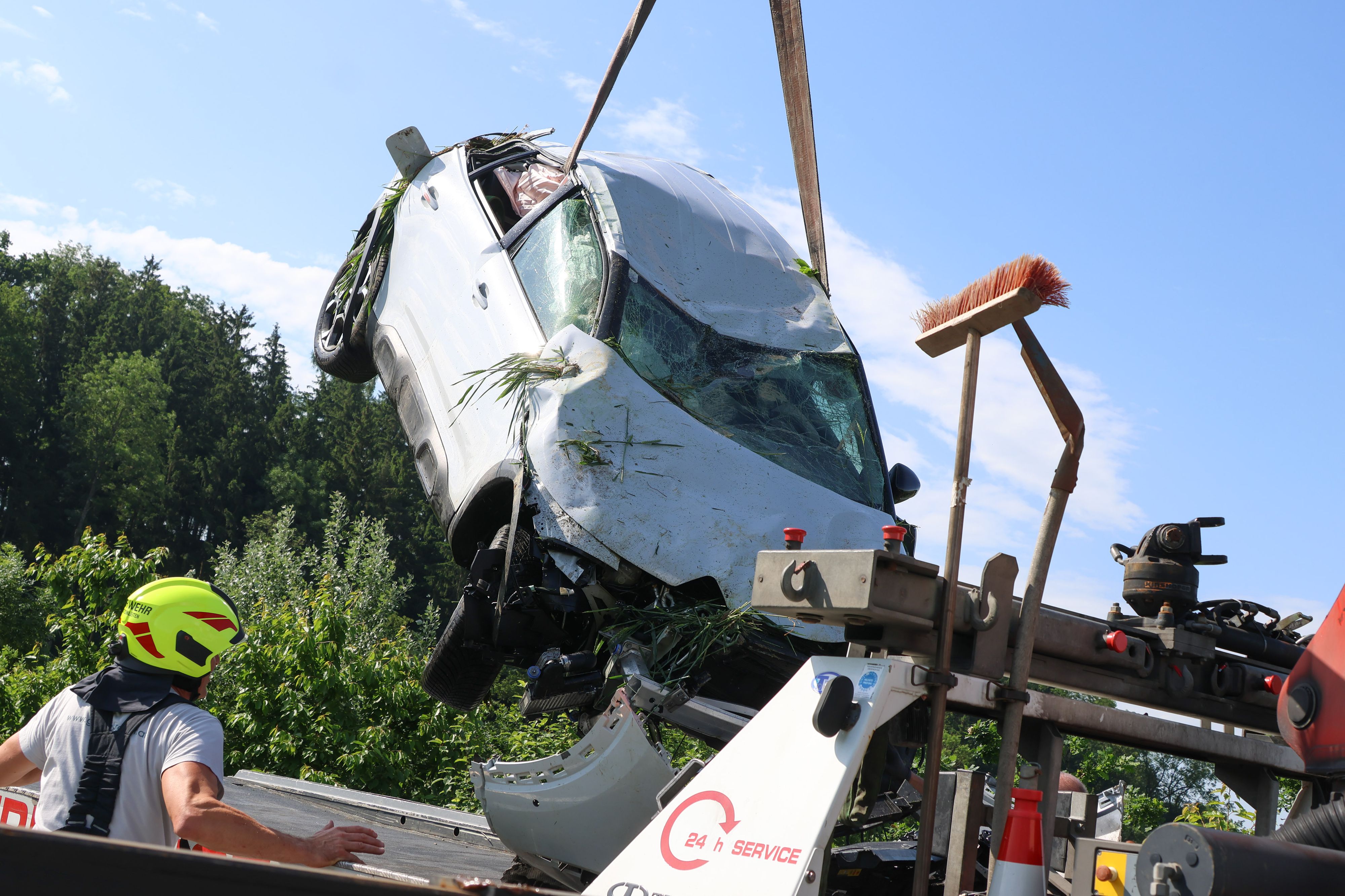 Der weiße Citroën wurde bei dem Crash in Wolfern (Bez. Steyr-Land) völlig zerstört.