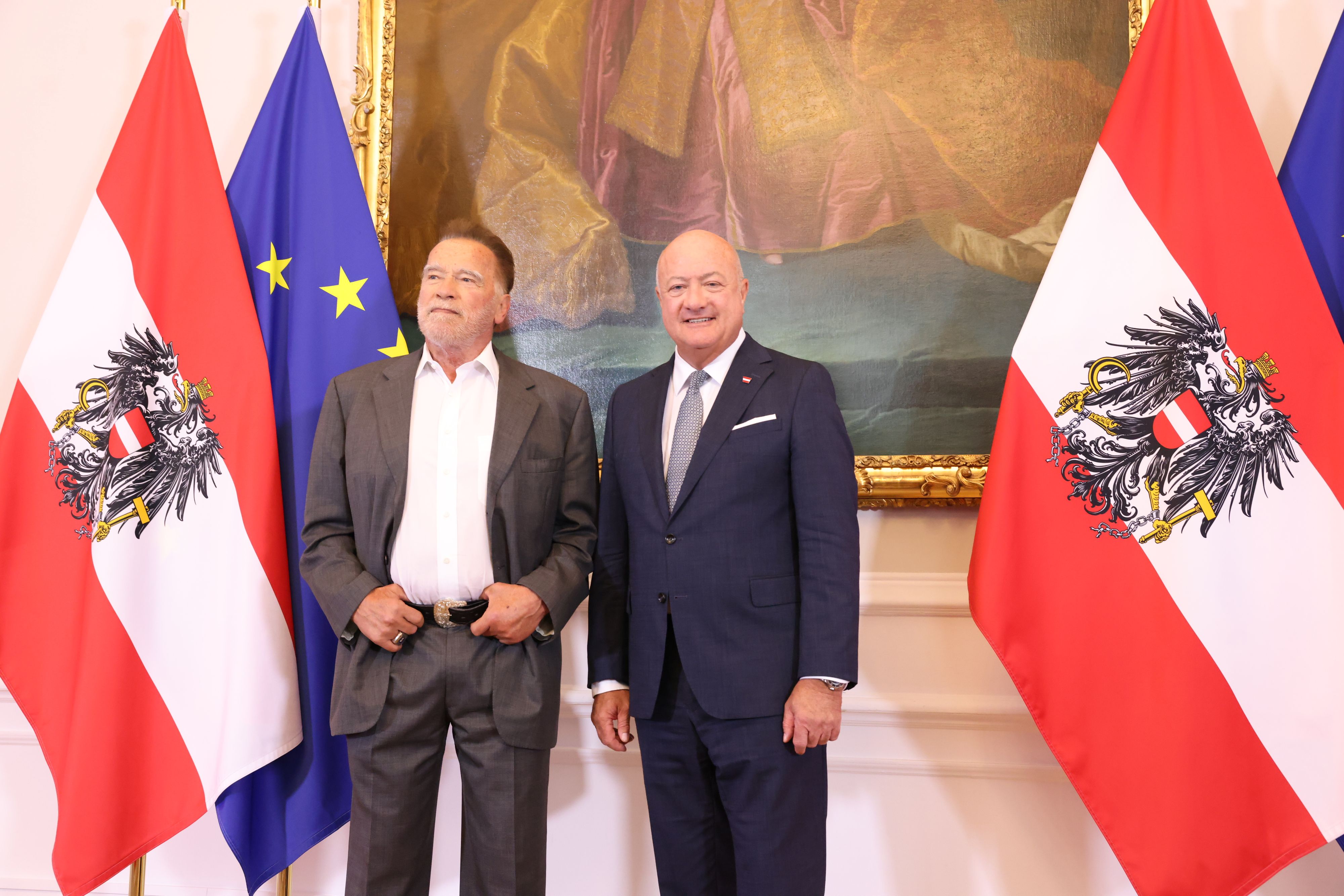 Bundeskanzler Christian Stocker (ÖVP) gemeinsam mit Arnold Schwarzenegger im Bundeskanzleramt.