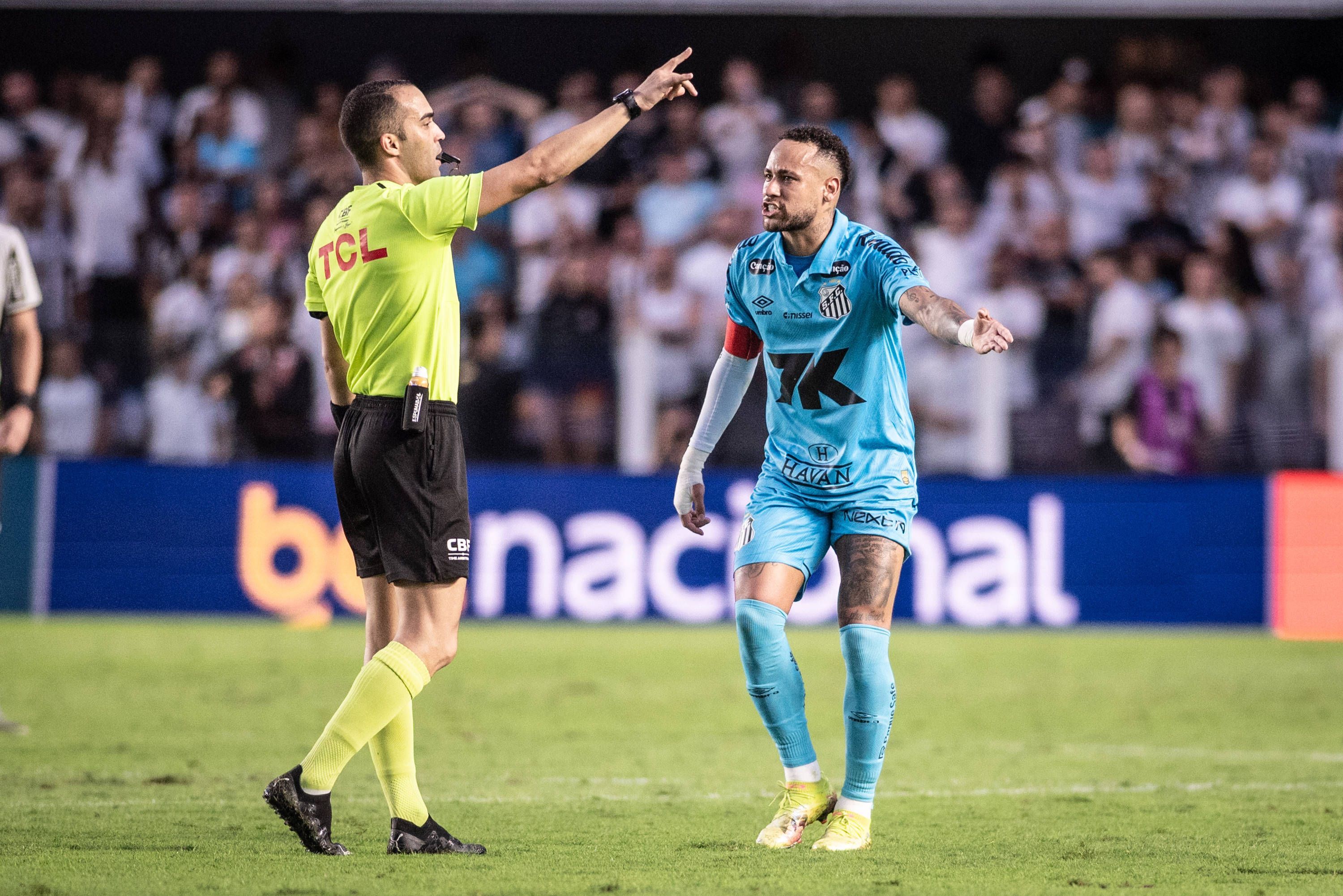 Neymar diskutiert mit dem Referee, sieht Gelb-Rot.