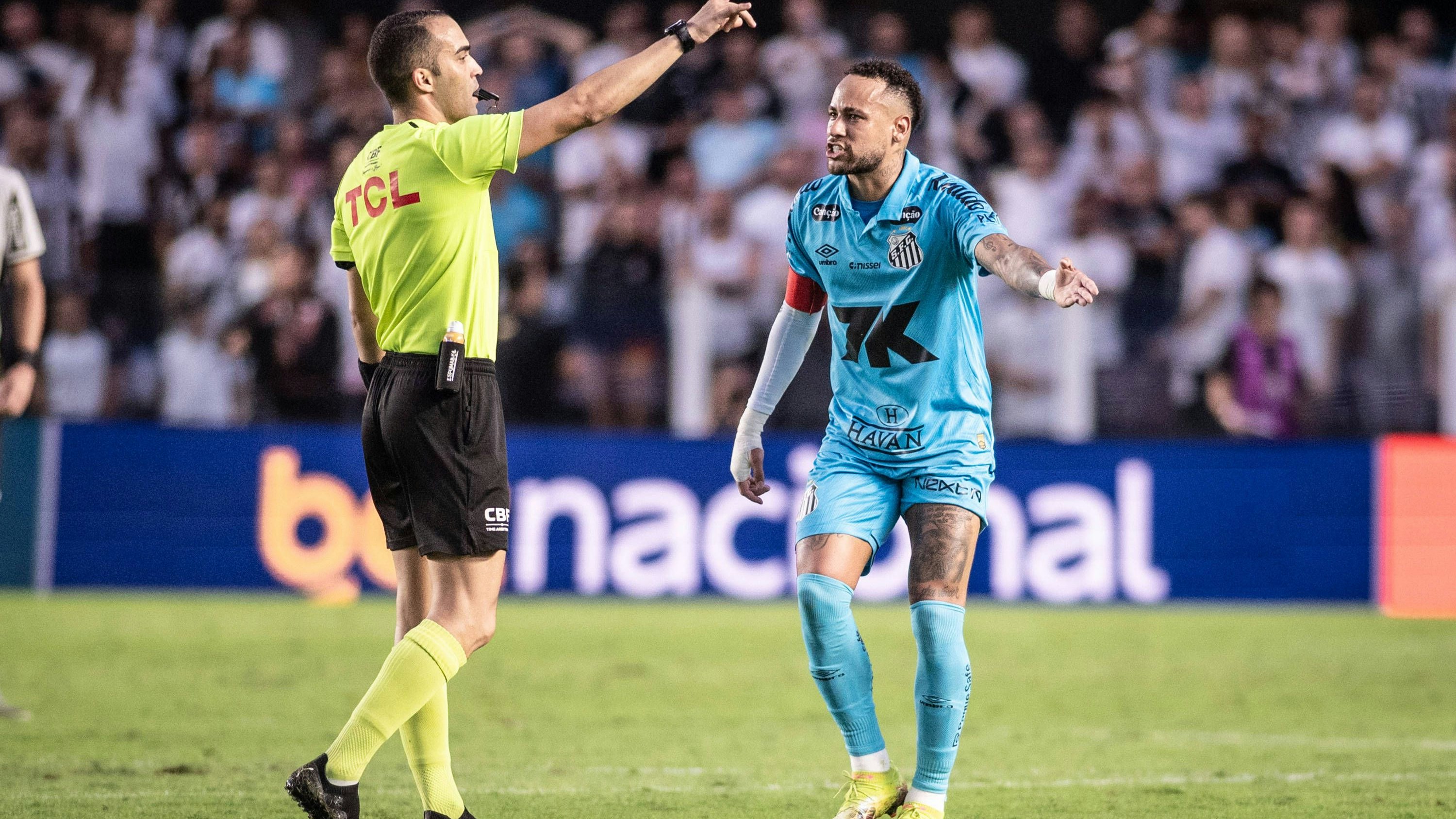 June 1, 2025, Santos, Sao Paulo, Brazil: Neymar Jr. of Santos argues with the referee during the Brasileirao 2025 match between Santos and Botafogo at Urbano Caldeira Stadium on 6,iptcyear in Santos, Brazil.  /PxImages Santos Brazil - ZUMAp175 20250601_zsa_p175_018 Copyright: xGuilhermexVeigax