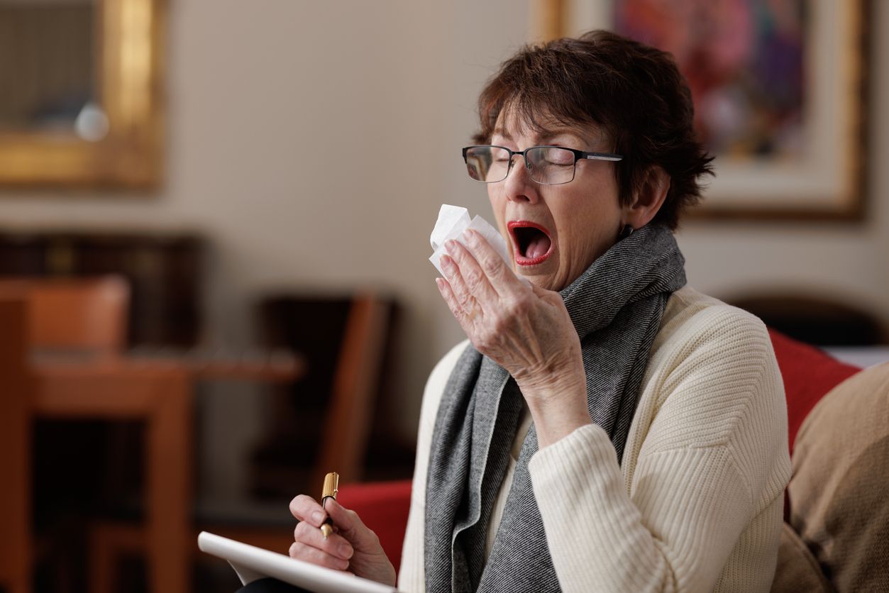 Niesen ein Schutzreflex des Körpers und sollte nicht unterdrückt werden. (Symbolbild)