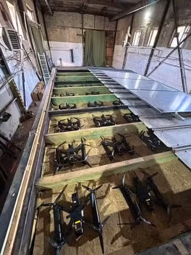 Fotos von ukrainischen Sicherheitsbeamten zeigten Dutzende von Quadrocopter-Drohnen mit kurzer Reichweite, die in einer Industrieanlage aufgestapelt waren.