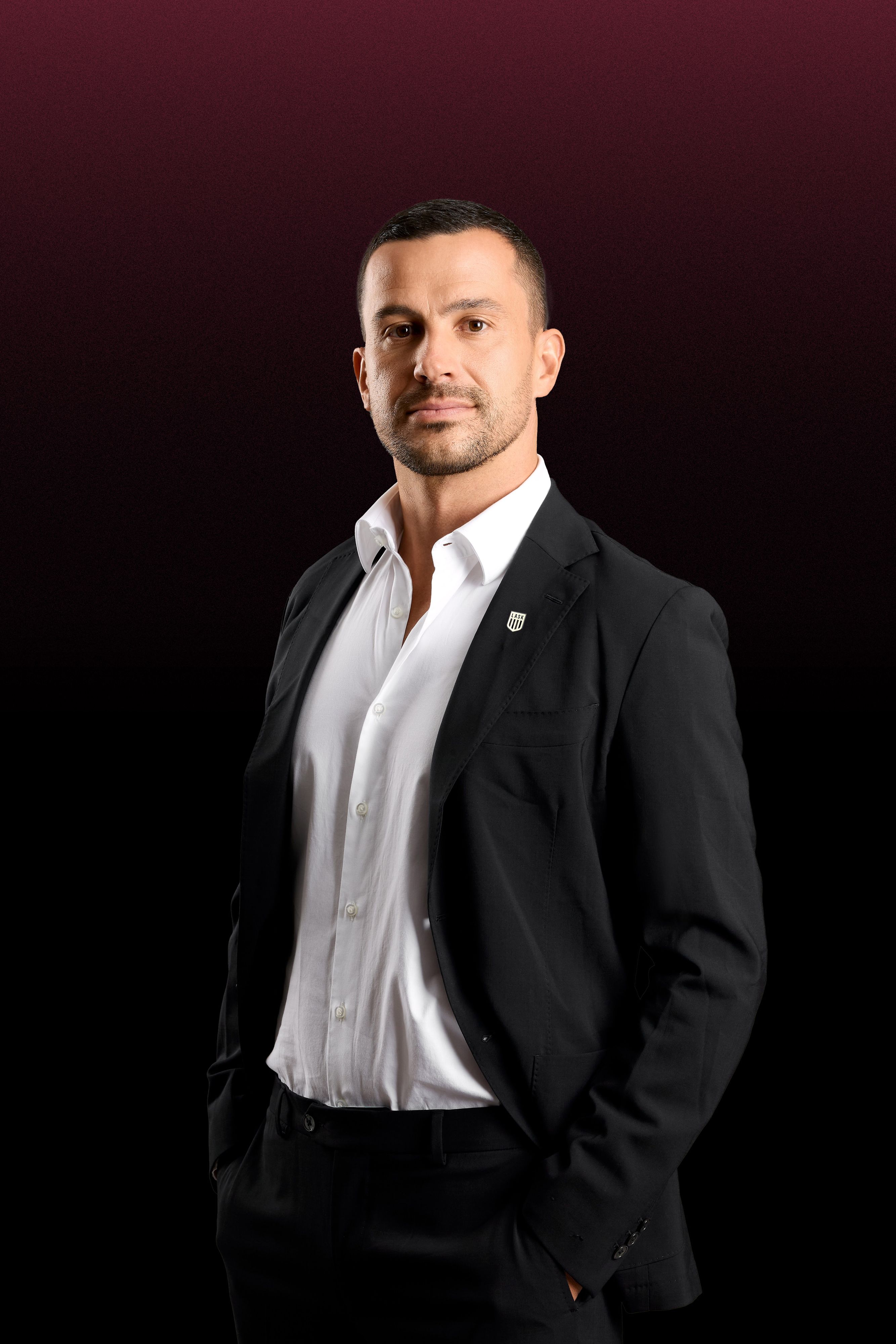 Joao Sacramento posiert mit LASK-Pin.